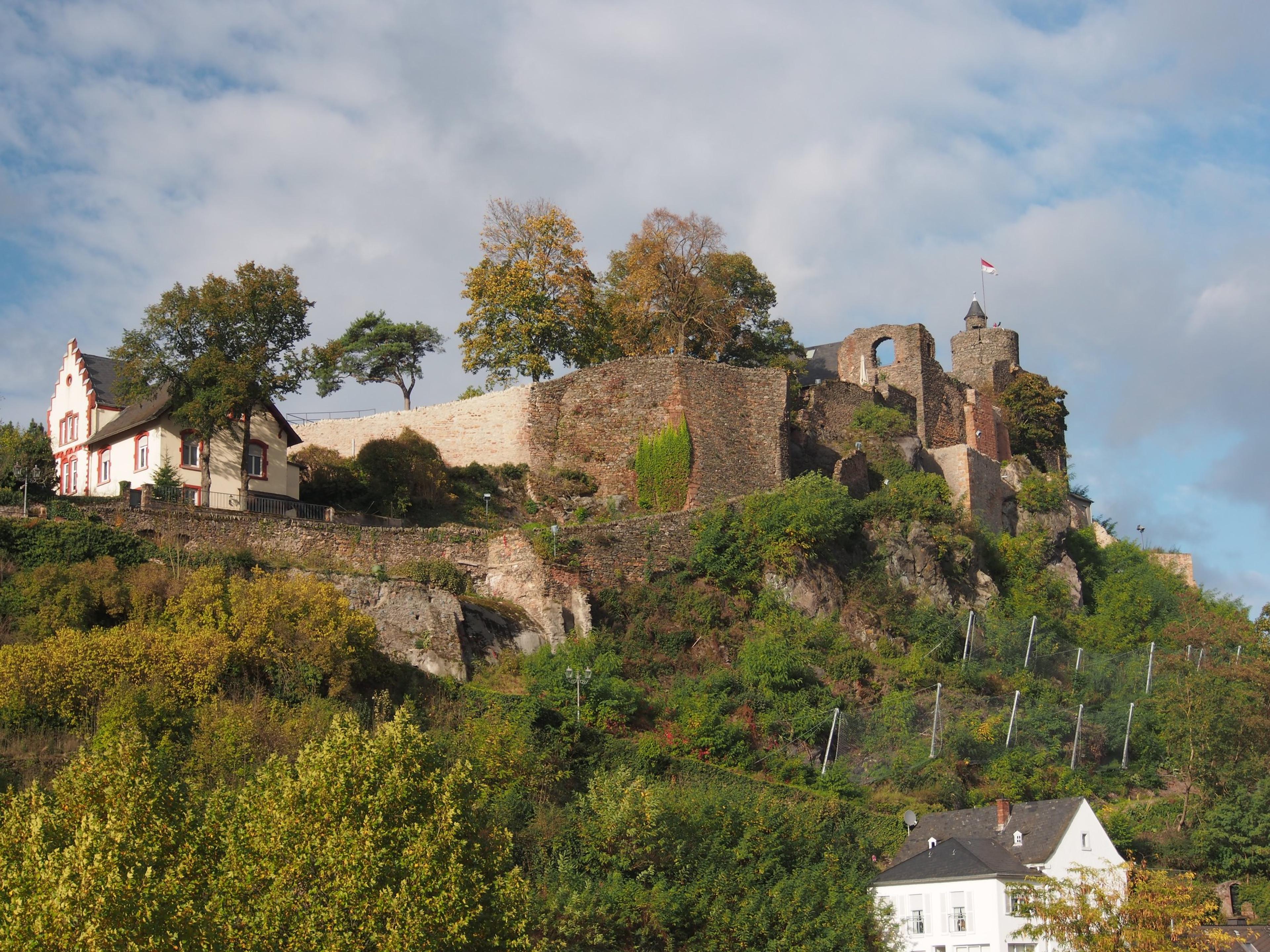 Burgruine Saarburg mit Mauern und Turm auf dem Felsen über der Stadt