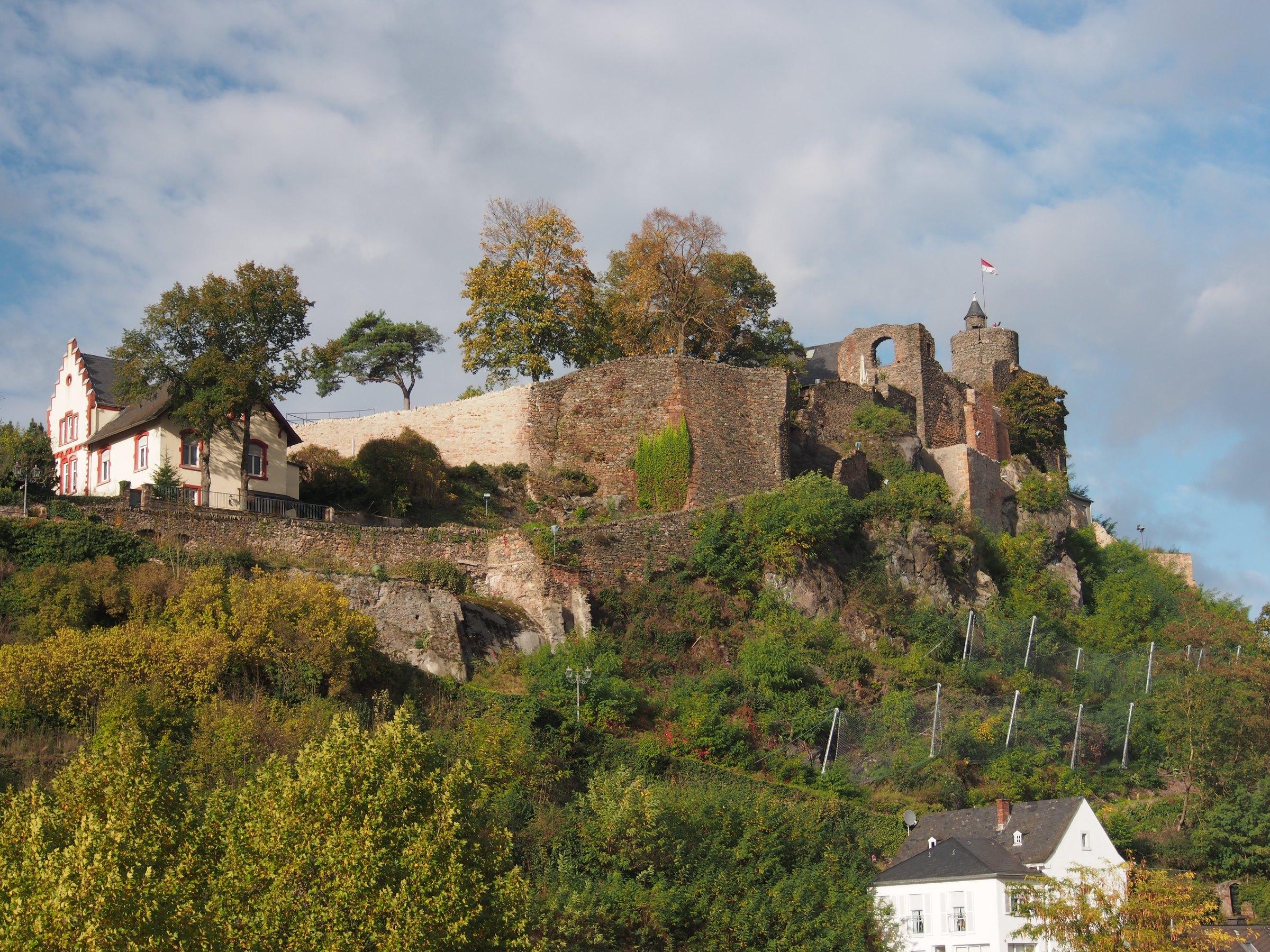 Burgruine Saarburg mit Mauern und Turm auf dem Felsen über der Stadt