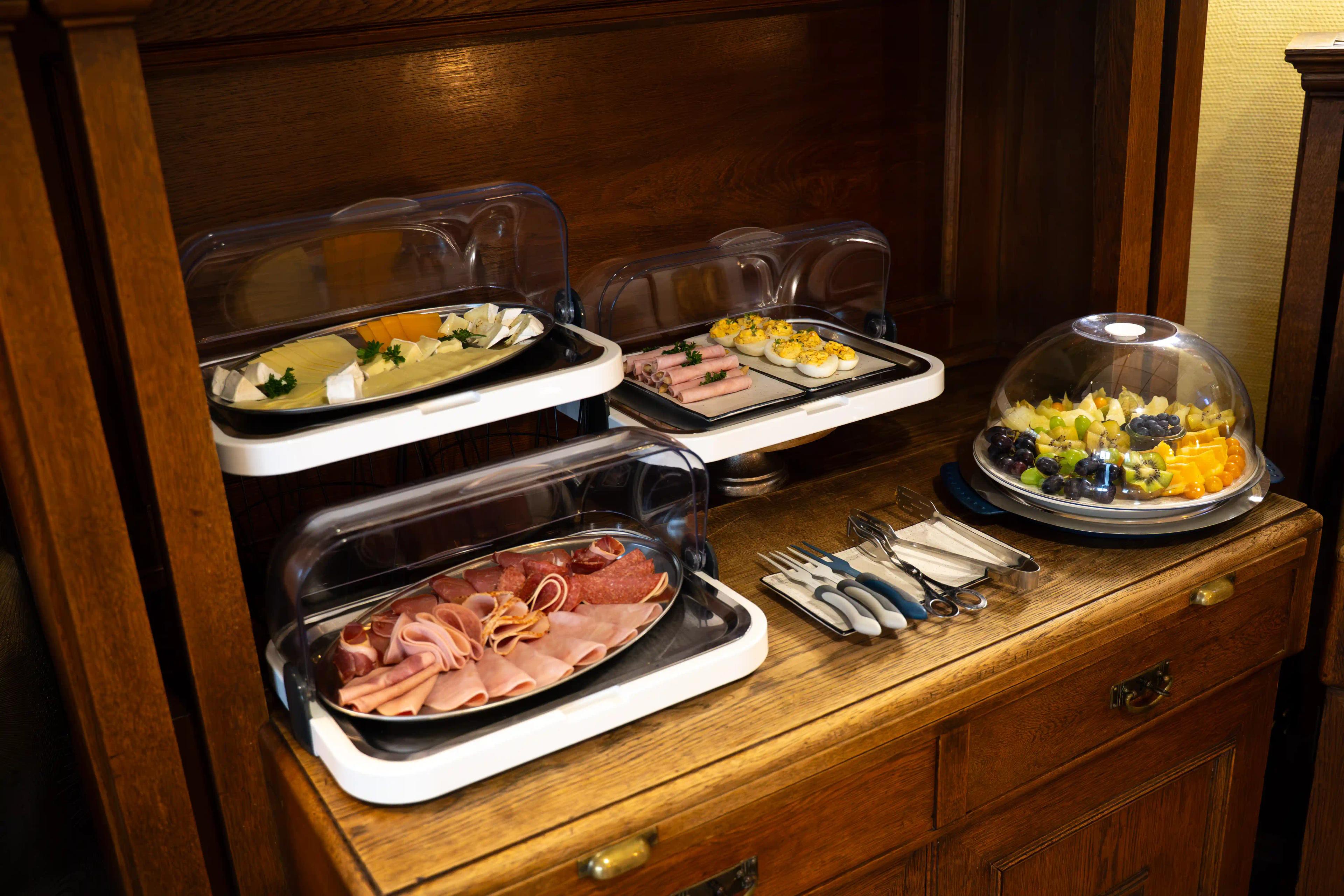 Aufschnitt und Obst auf dem Holzbuffet