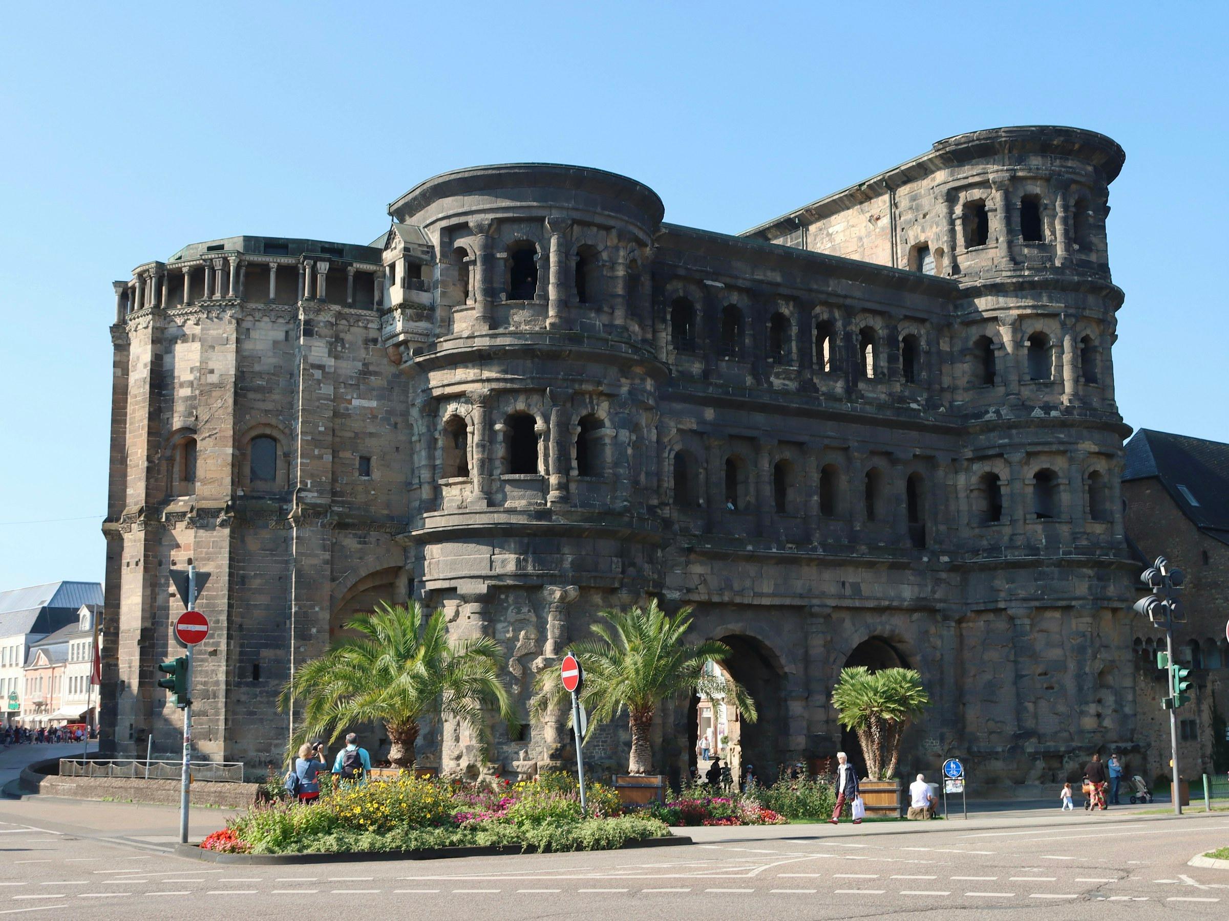 Porta Nigra in Trier bei Sonnenschein