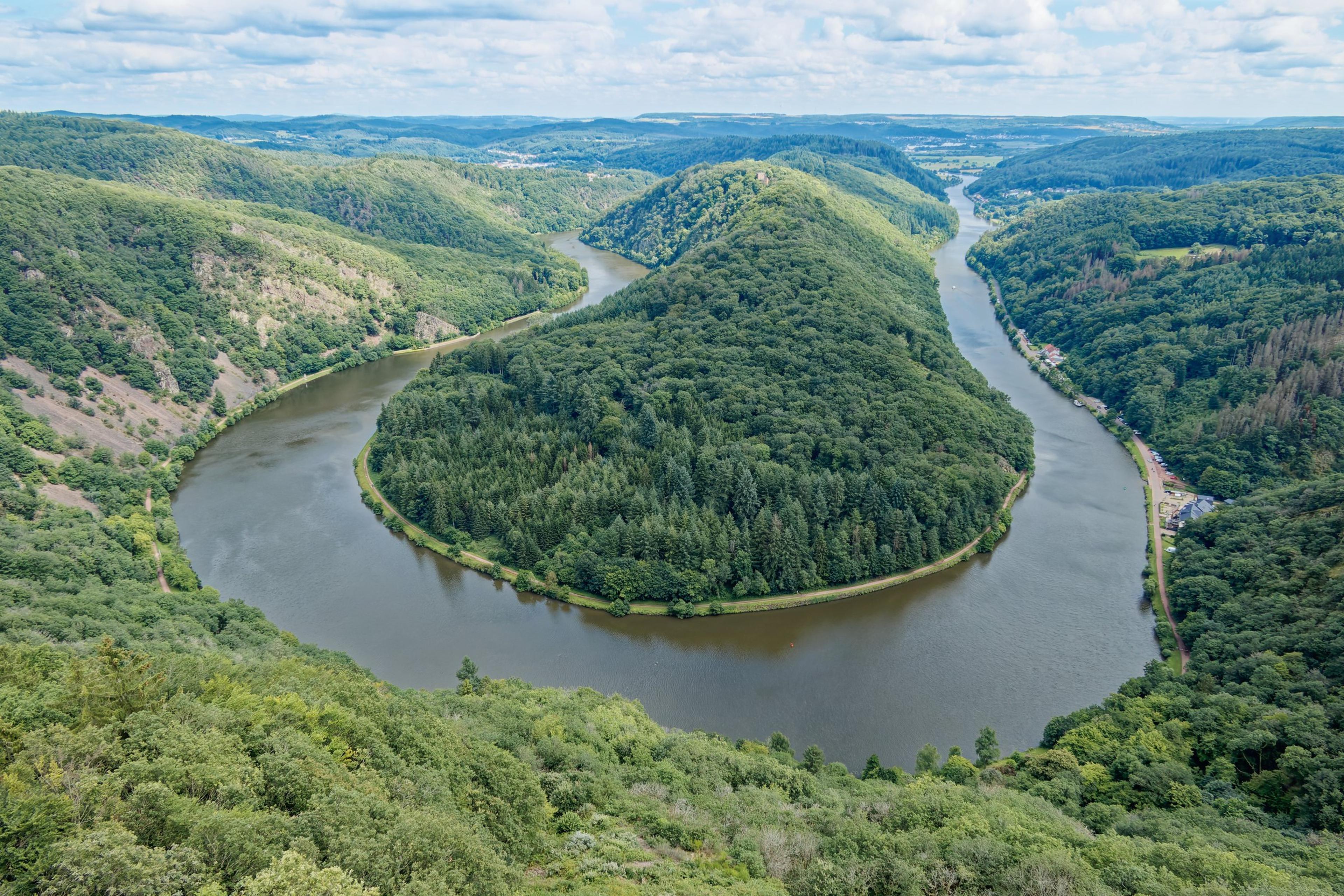 Saarschleife bei Mettlach von oben, Fluss in weitem Bogen um einen bewaldeten Hügel