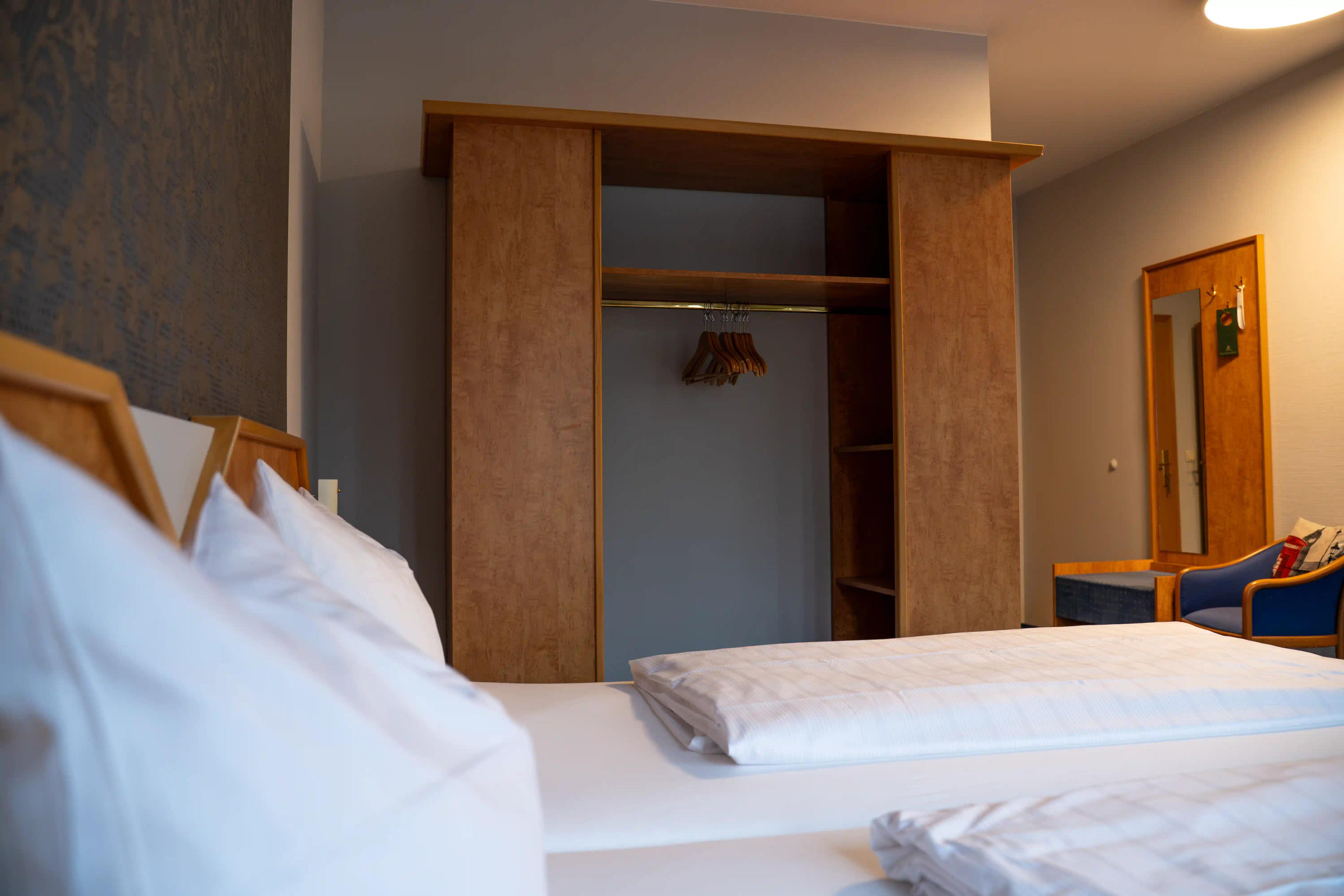 Blick über das Bett zum Kleiderschrank