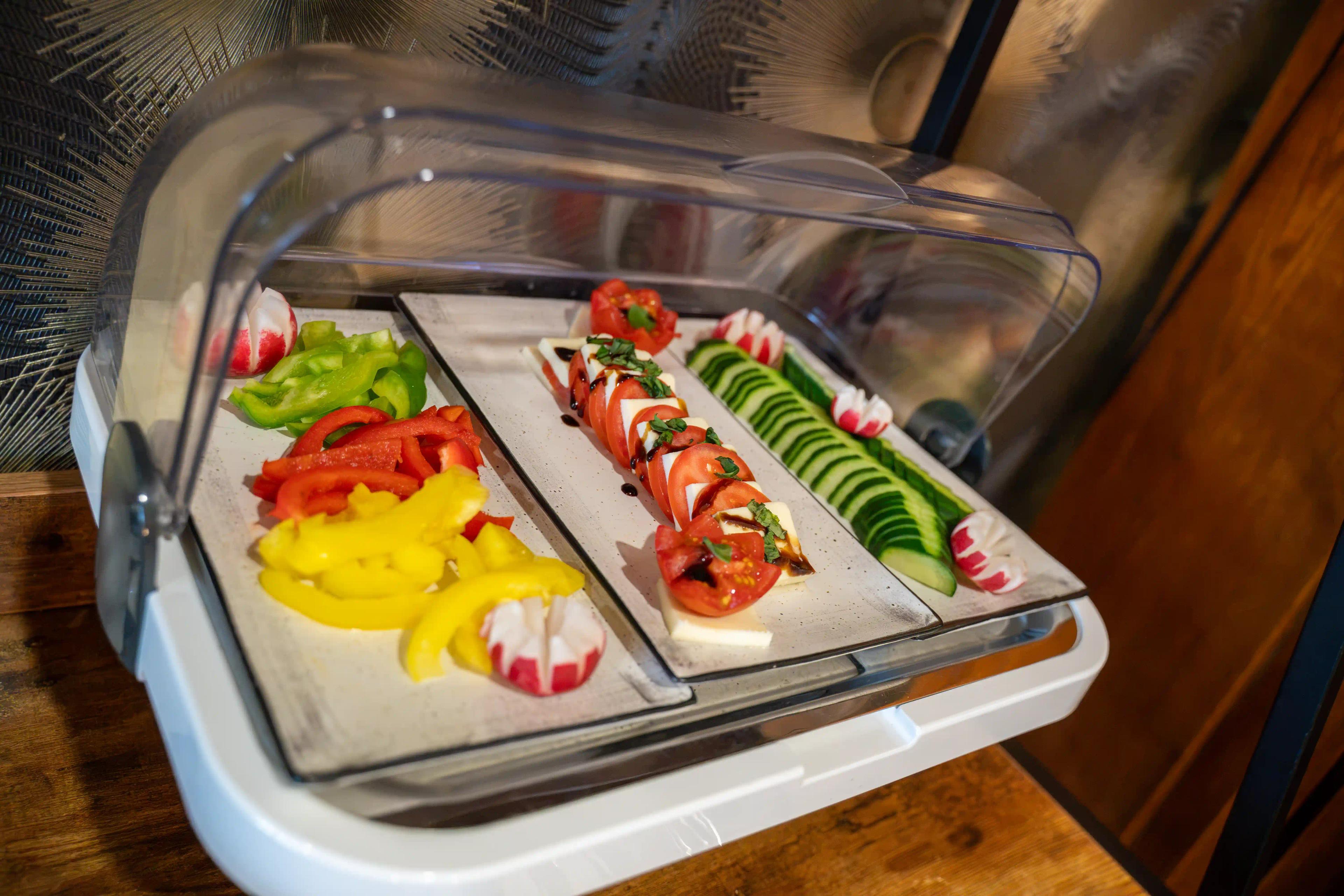 Gemüse und Käse am Frühstücksbuffet