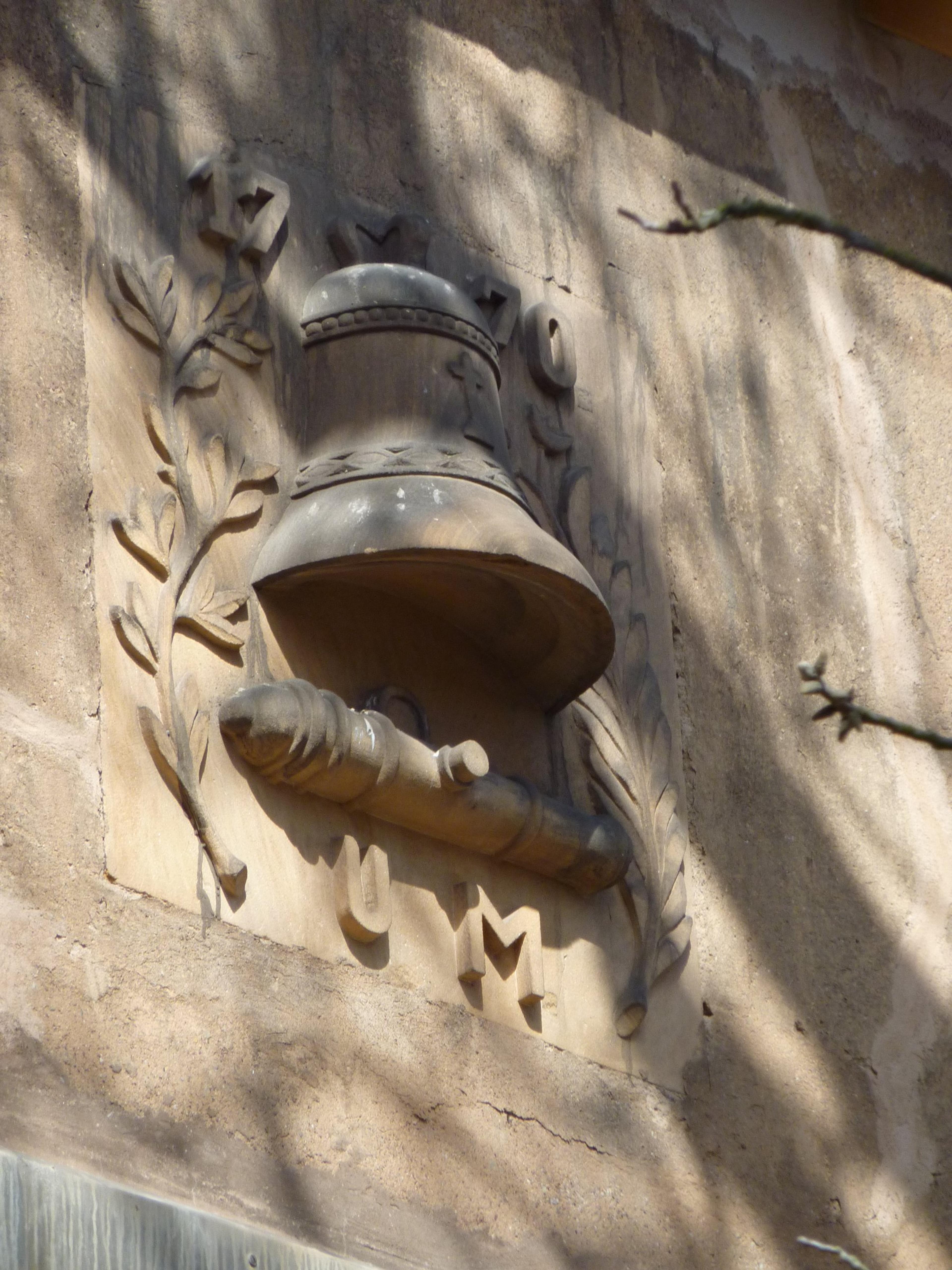 Glocken-Relief an der Fassade der Glockengießerei Mabilon