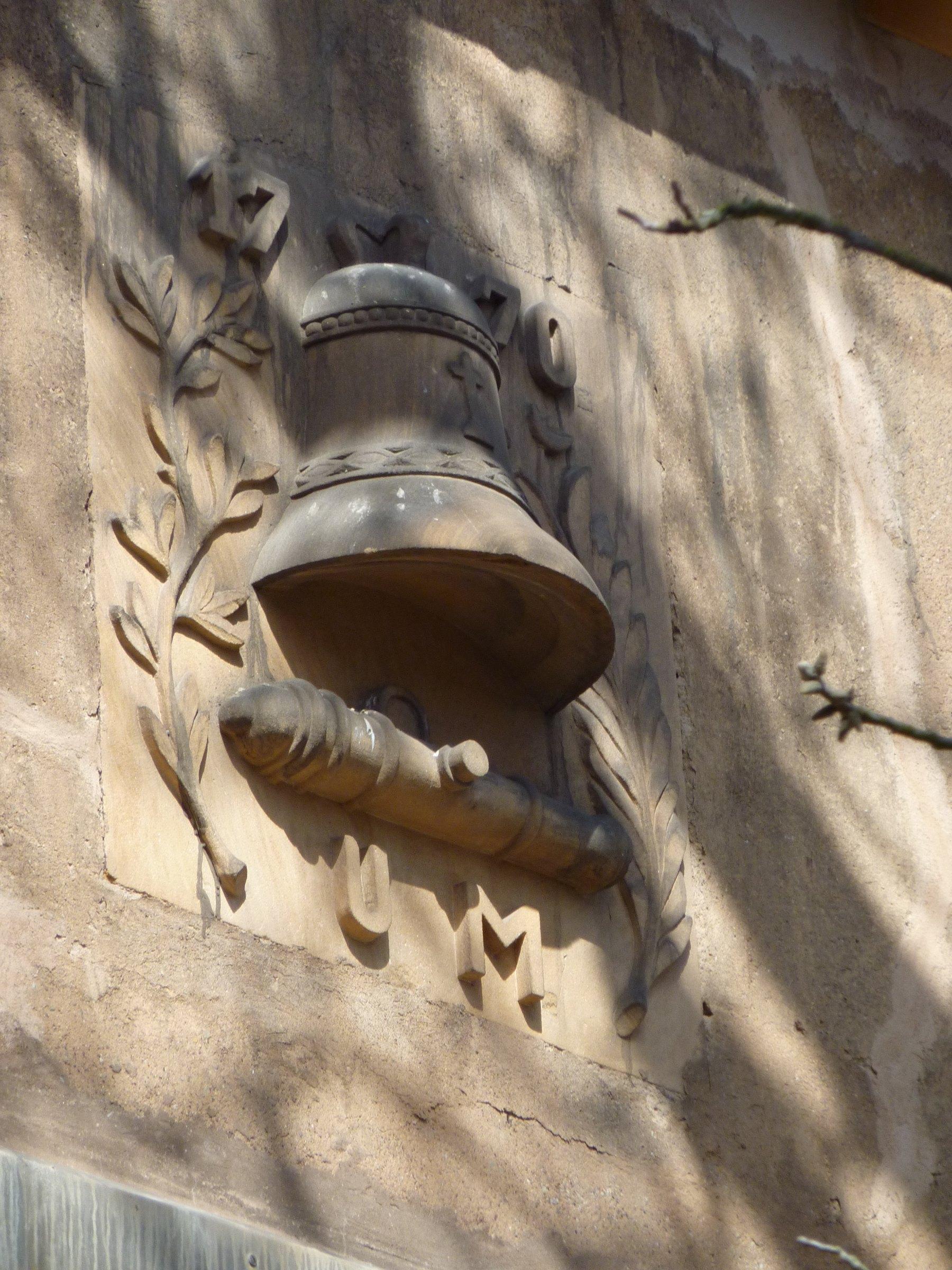 Glocken-Relief an der Fassade der Glockengießerei Mabilon