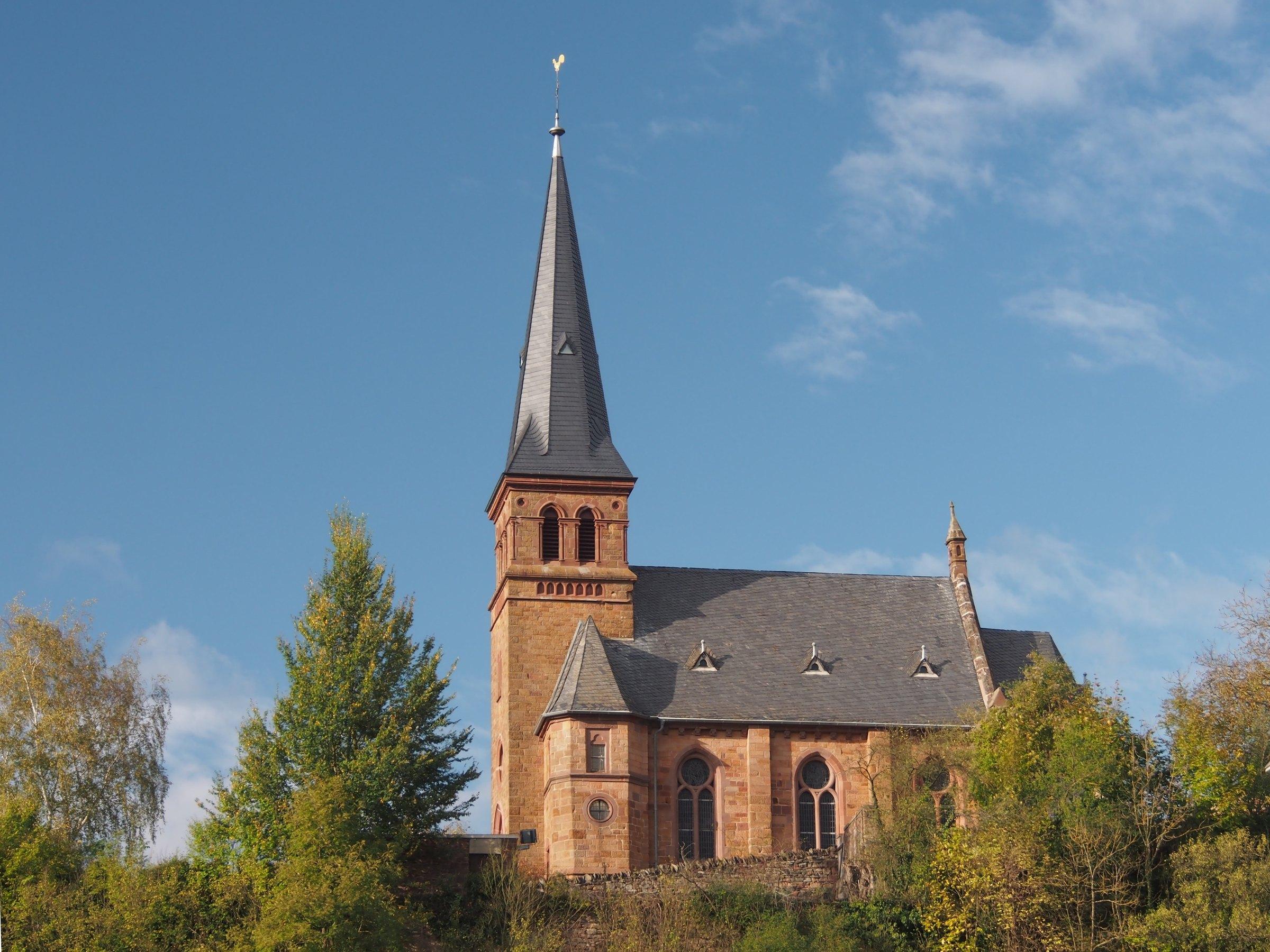 Evangelische Kirche Saarburg aus rotem Sandstein mit spitzem Turm