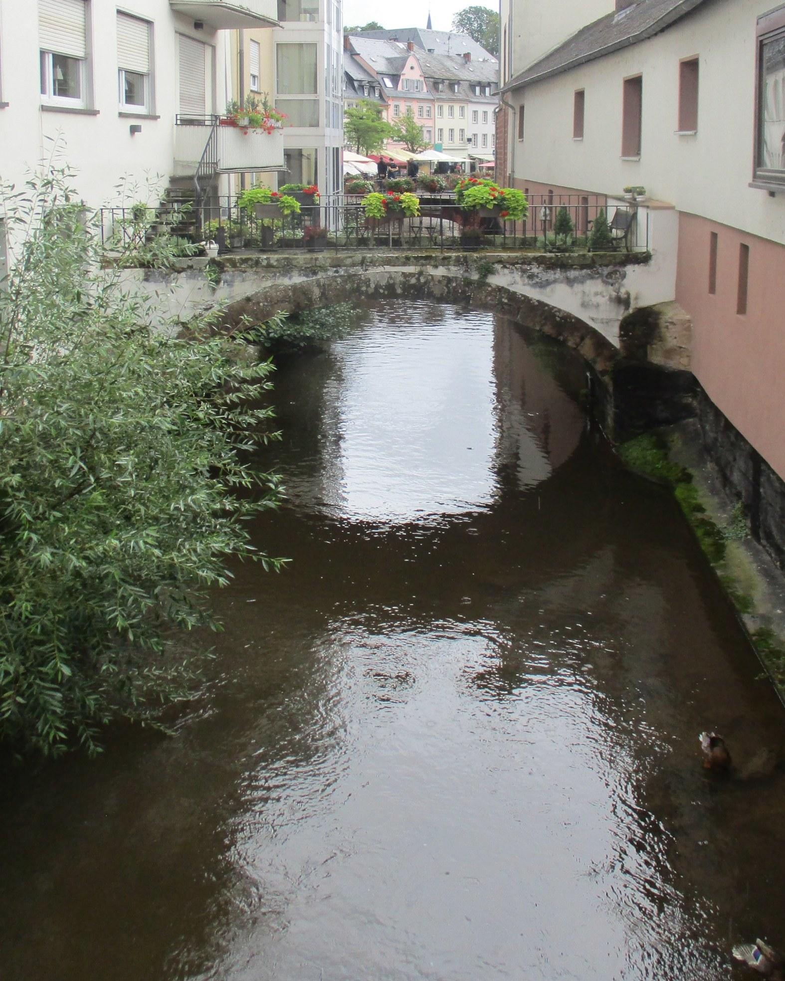 Leukbach mit Steinbrücke zwischen Häusern in der Saarburger Altstadt