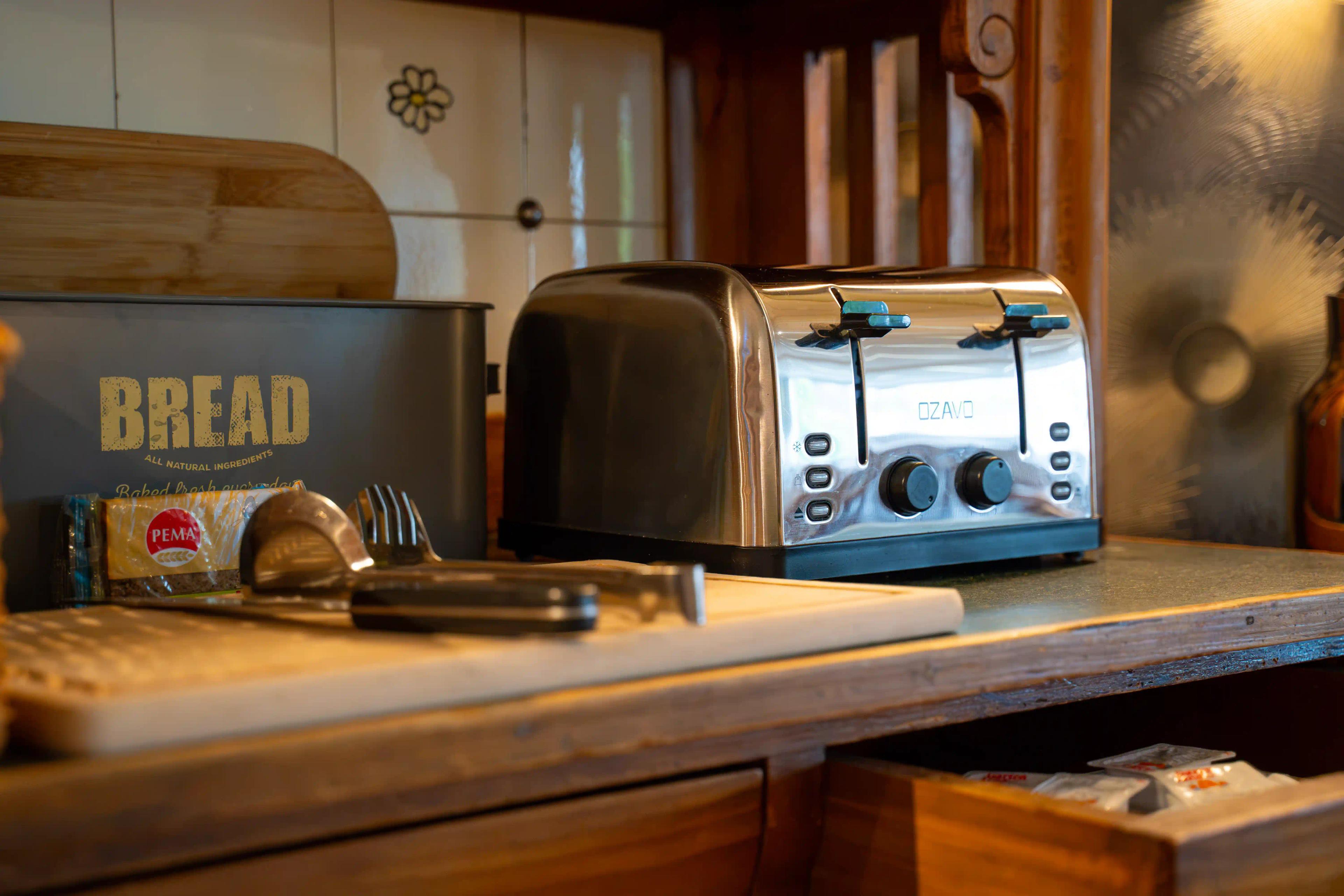Brotstation mit Toaster am Frühstücksbuffet
