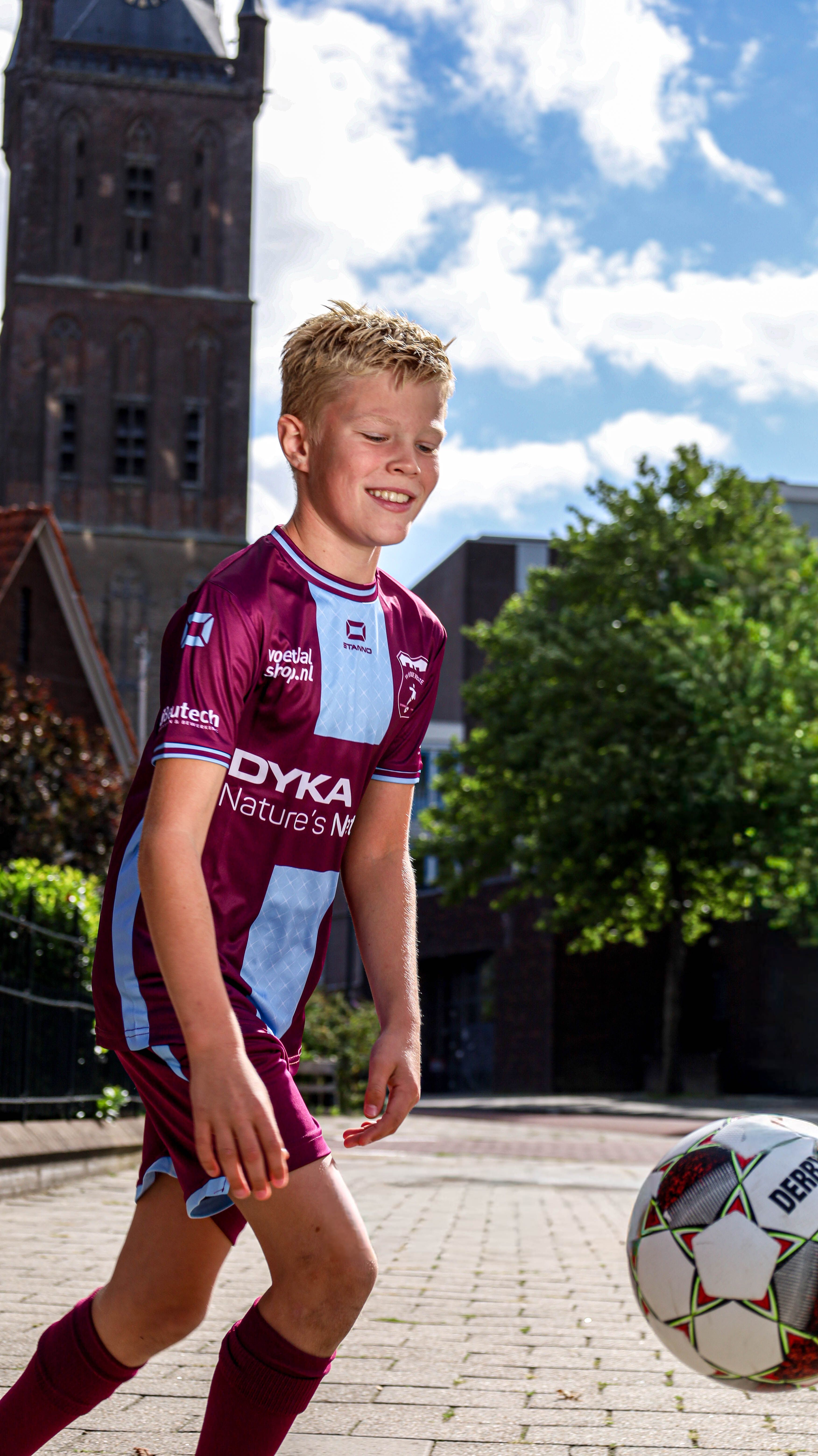 Jongen achter de bal aan
