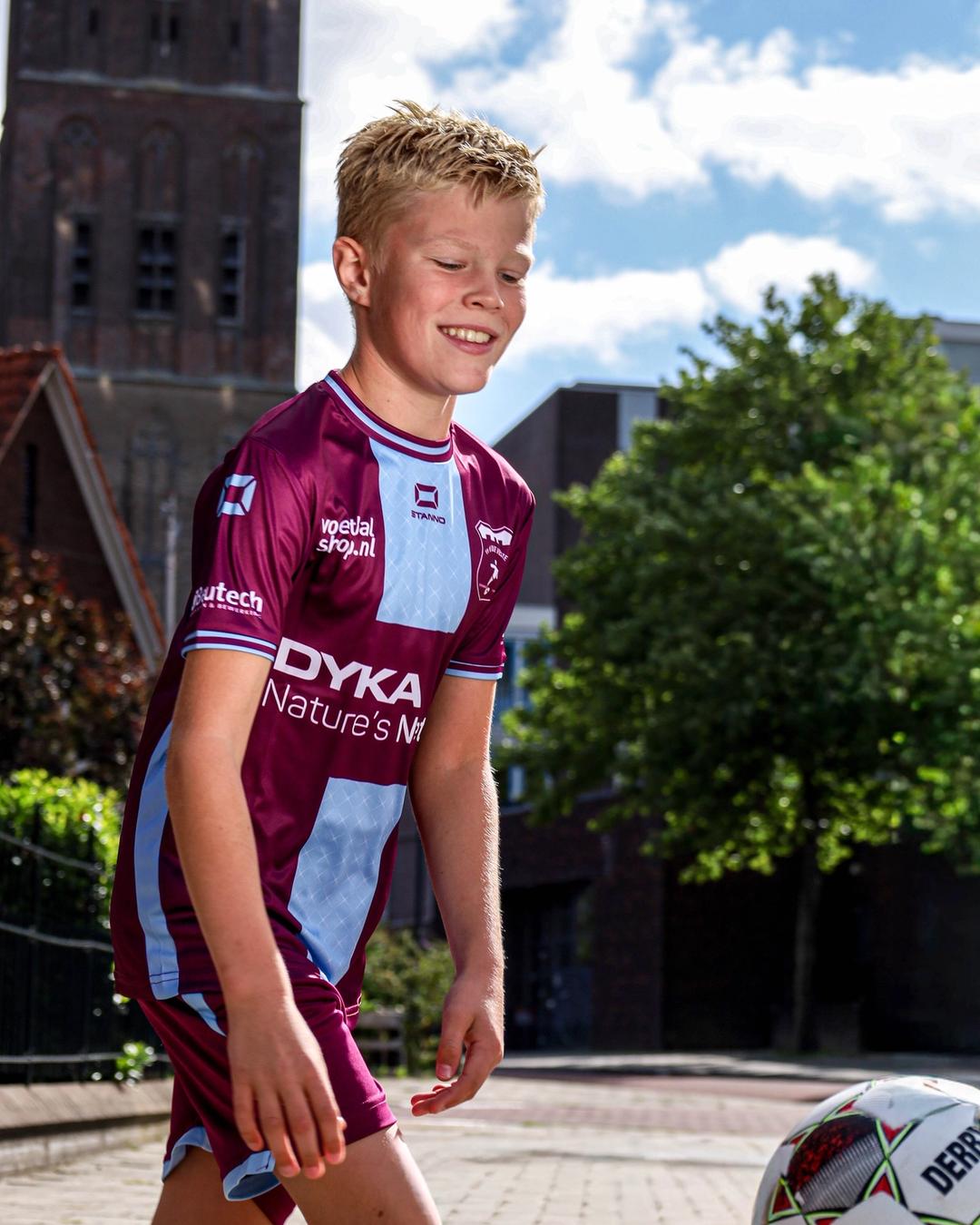 Jongen achter de bal aan
