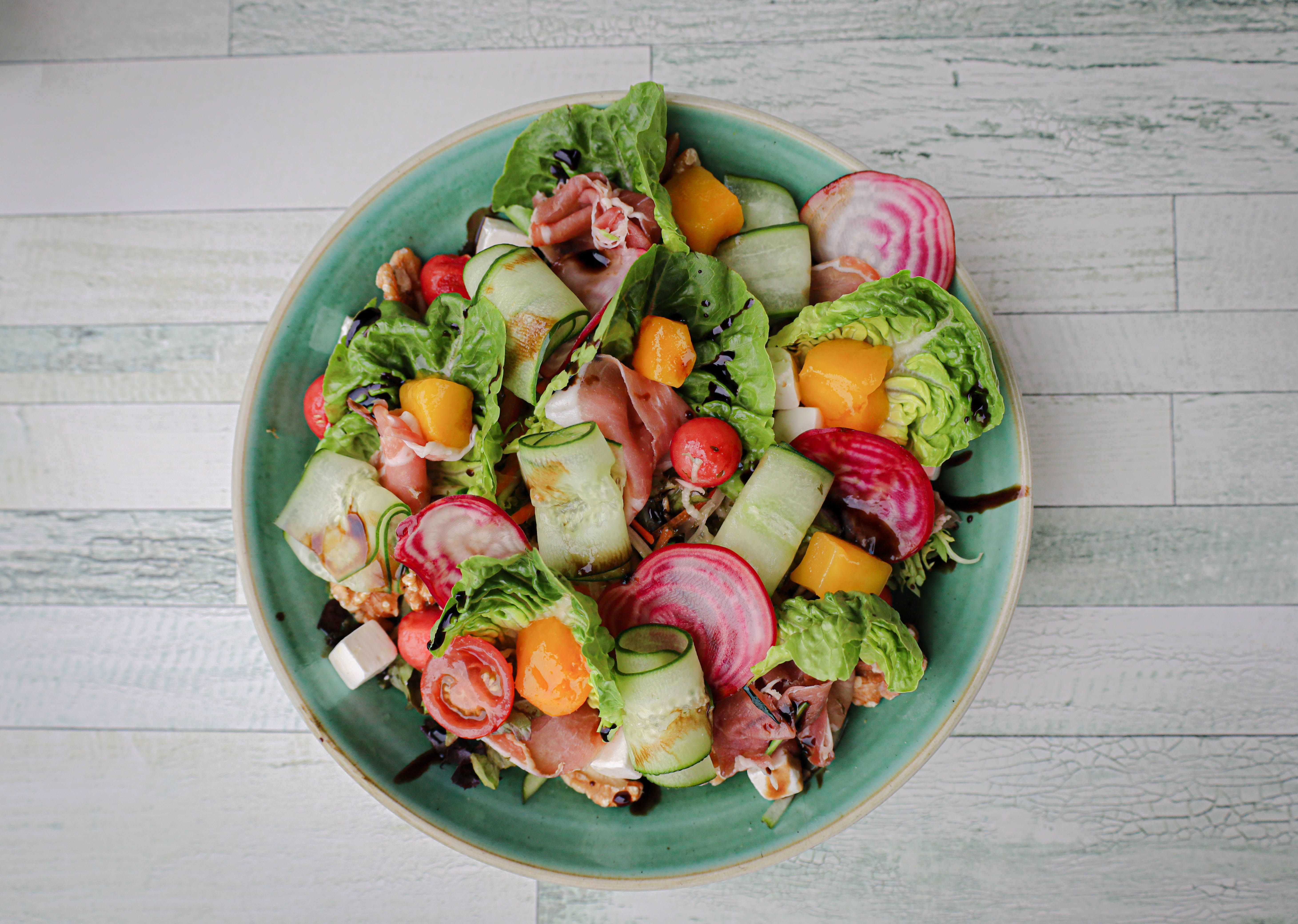 Salade op een tafel 