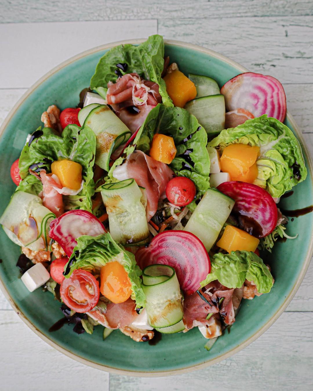 Salade op een tafel