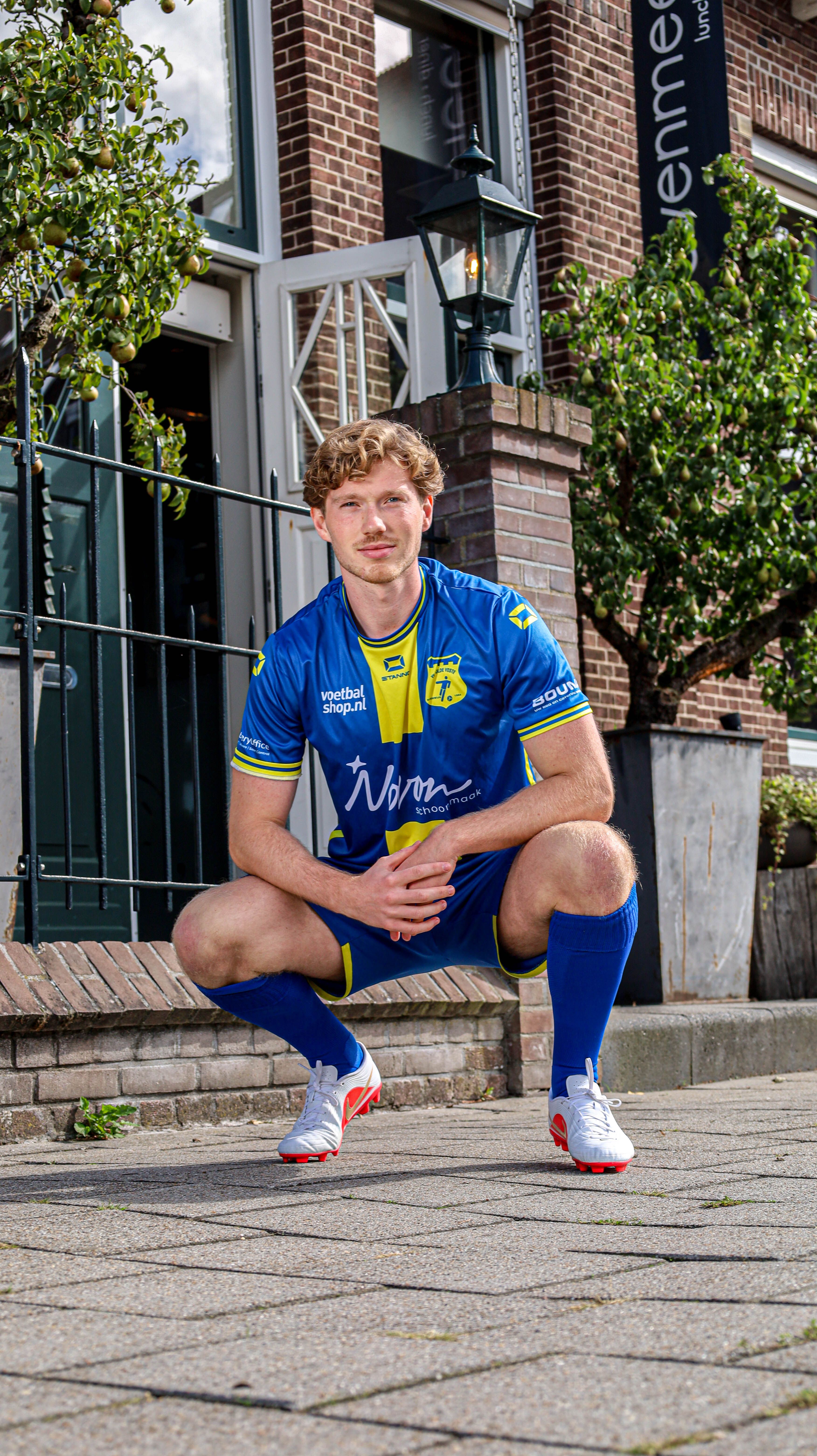 Jongen gehurkt