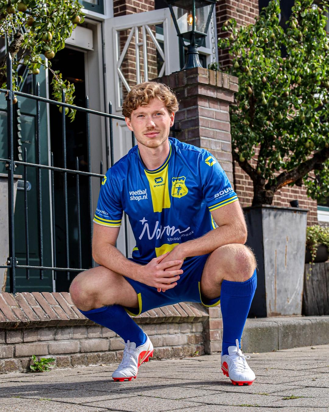 Jongen gehurkt