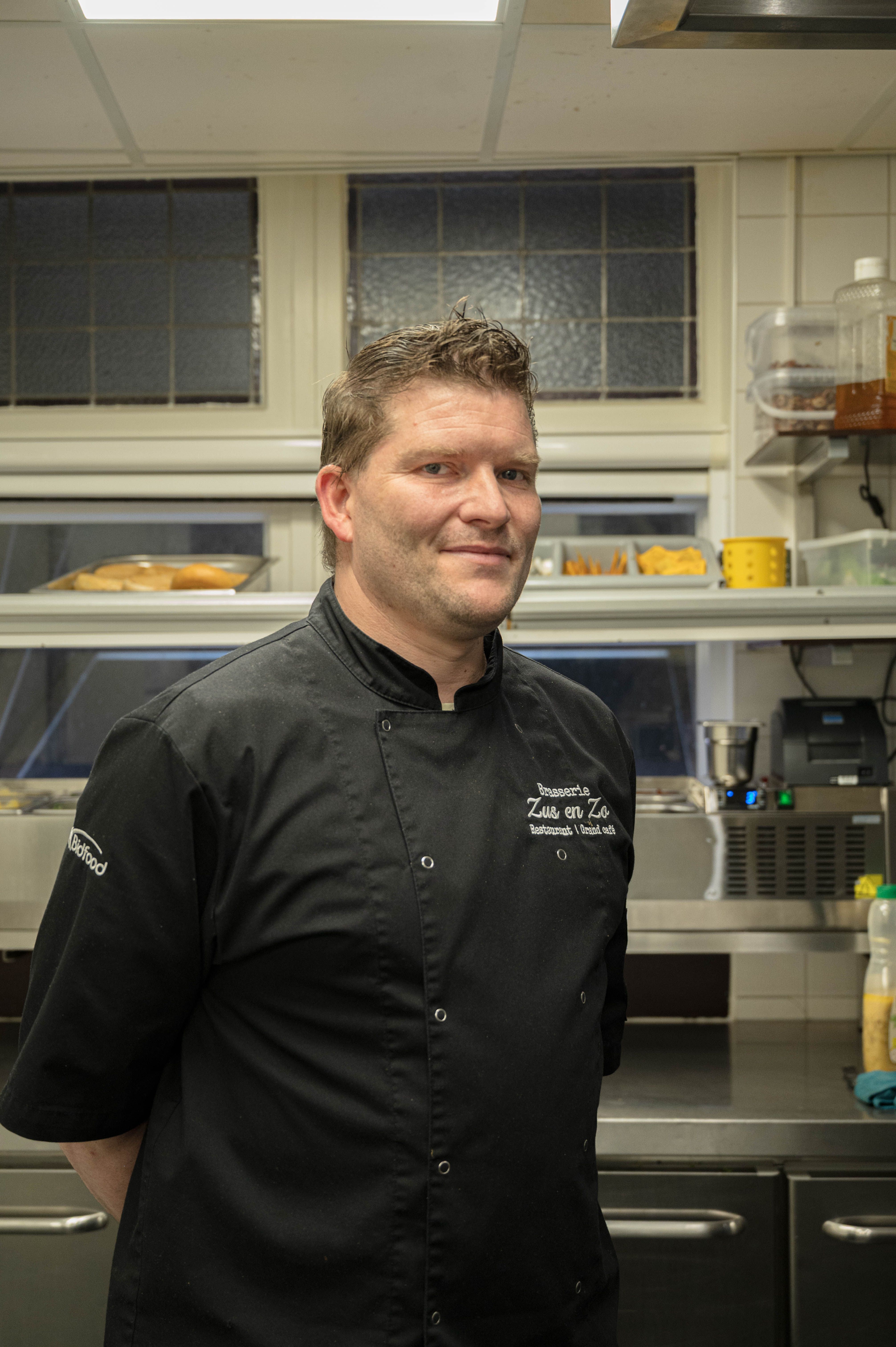 Medewerker dekt een tafel in Brasserie Zus en Zo
