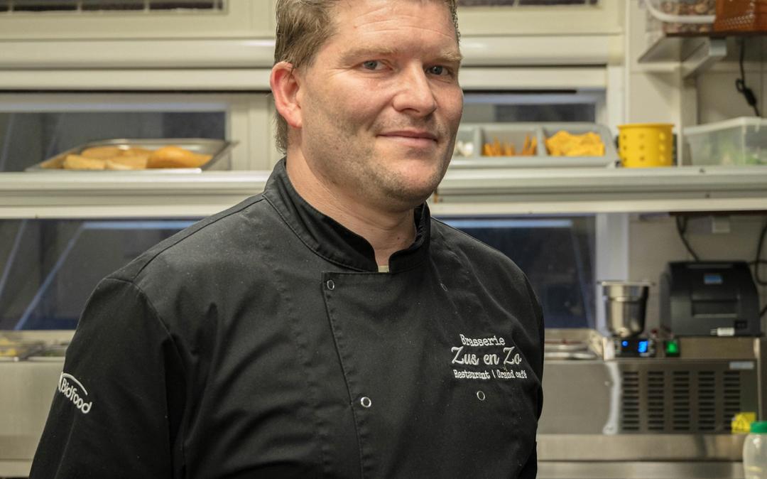 Medewerker dekt een tafel in Brasserie Zus en Zo