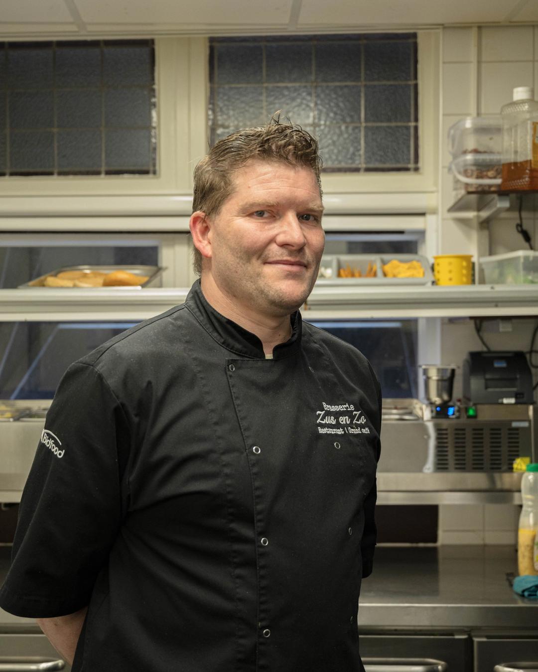 Medewerker dekt een tafel in Brasserie Zus en Zo