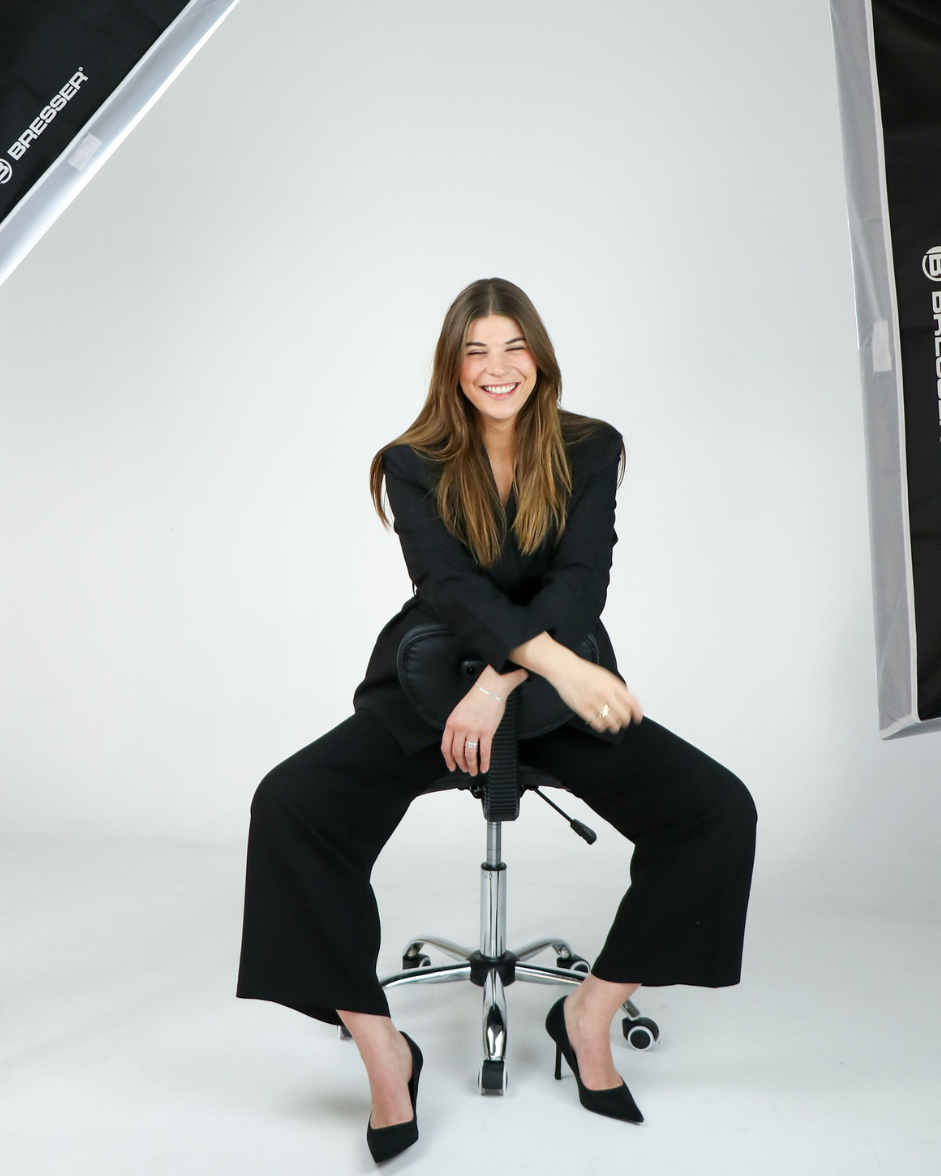 Lina lachend in de studio tussen twee softboxen