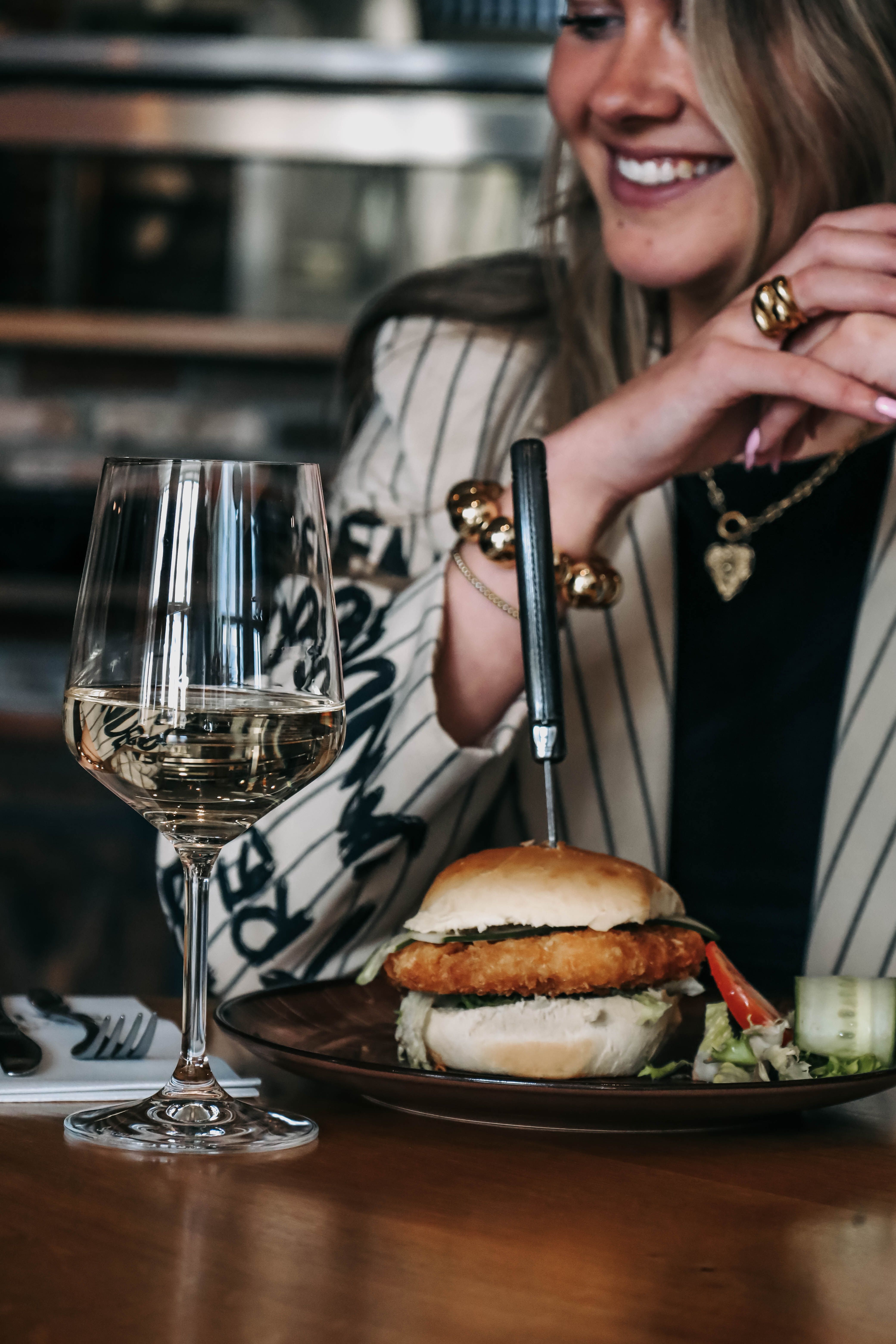 Eten van een hamburger