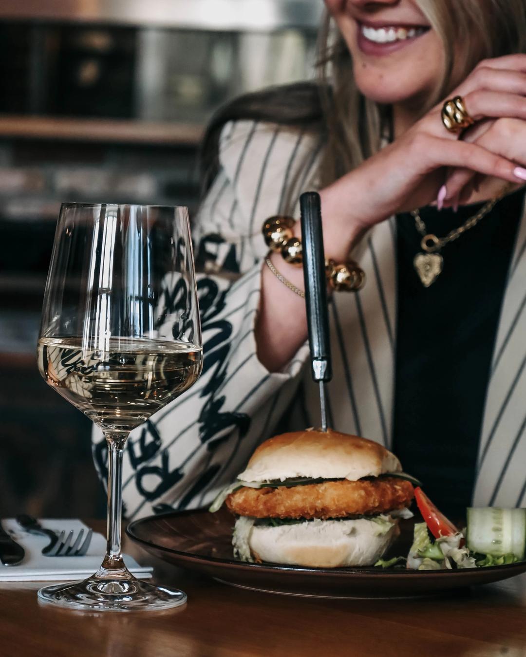 Eten van een hamburger