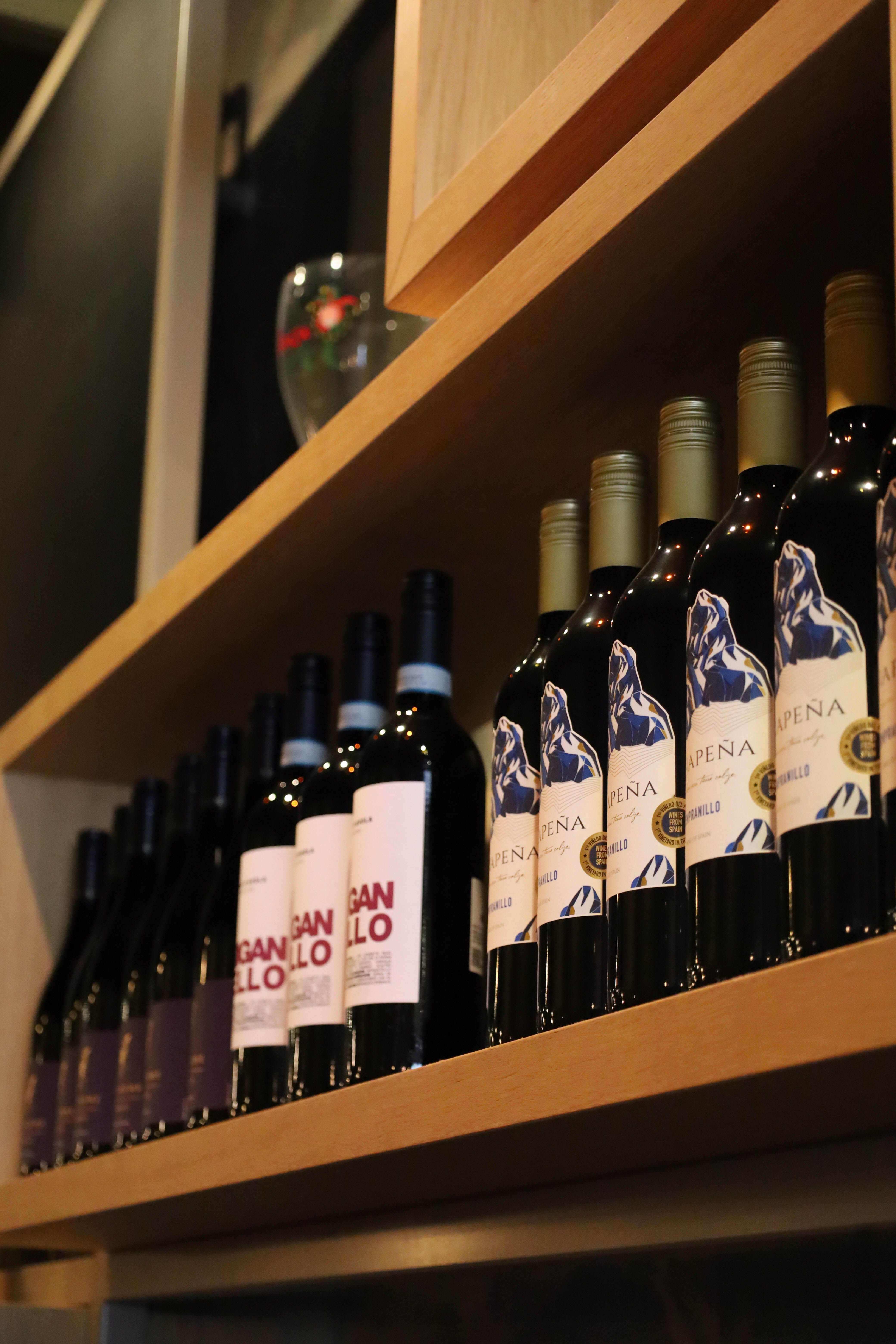 De bar van Brasserie Zus en Zo met glaswerk