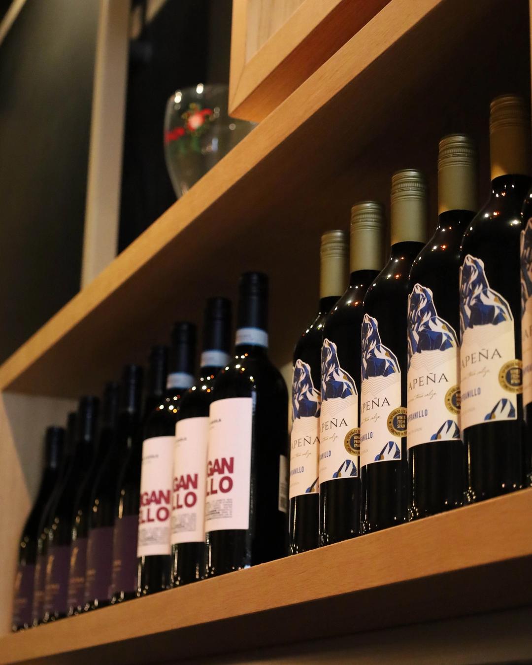 De bar van Brasserie Zus en Zo met glaswerk