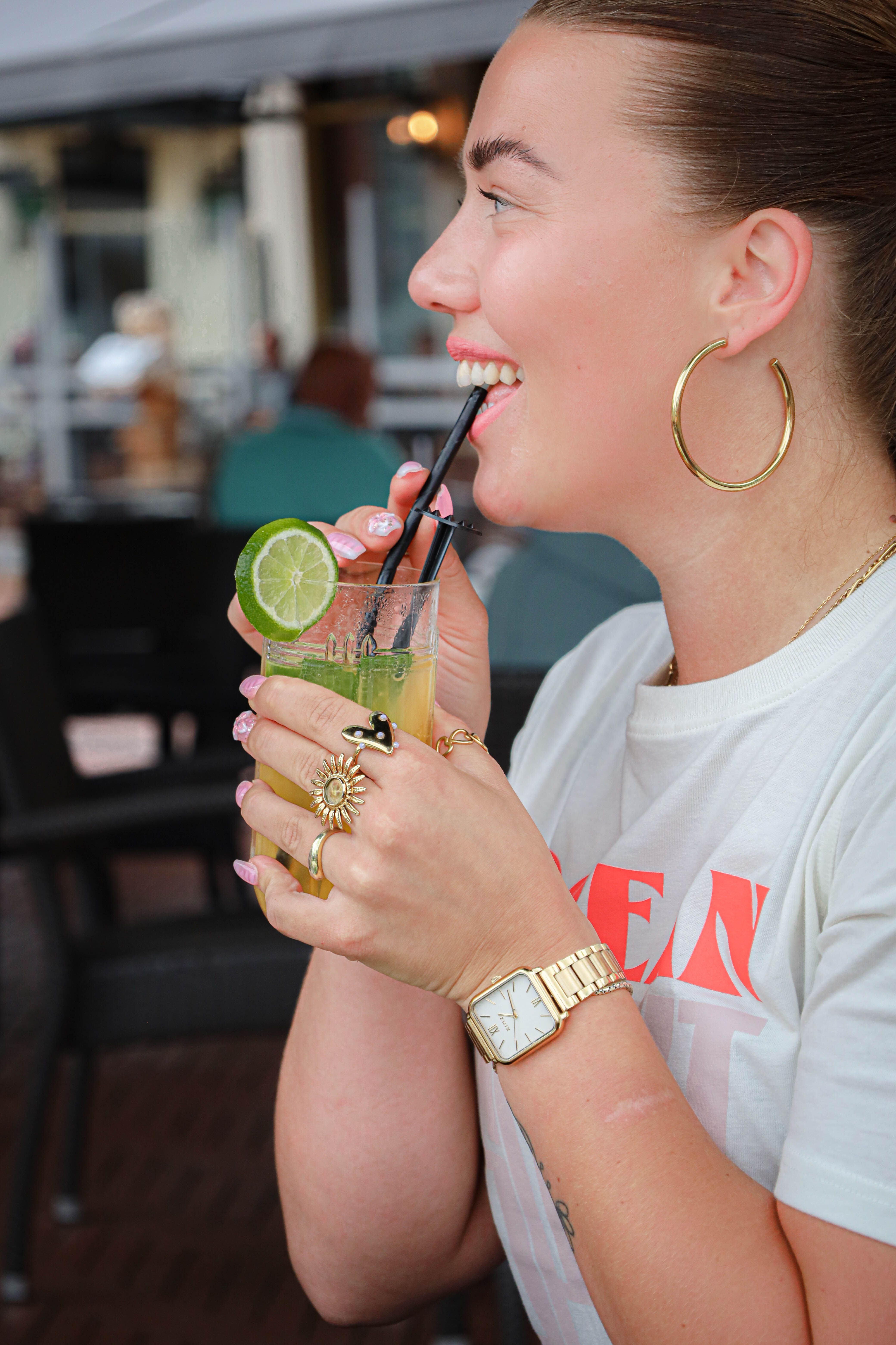 Vrouw drinkt een cocktail