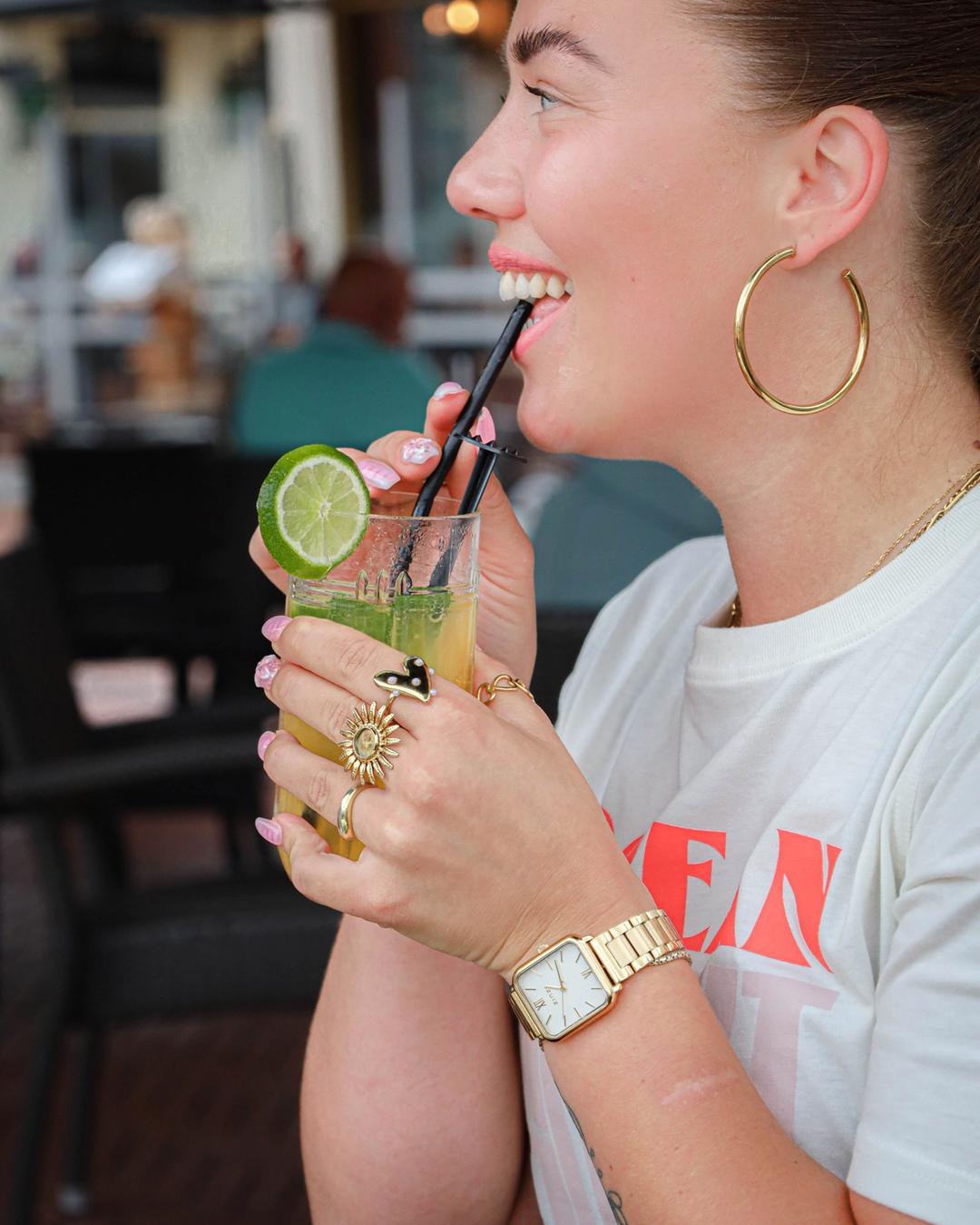 Vrouw drinkt een cocktail