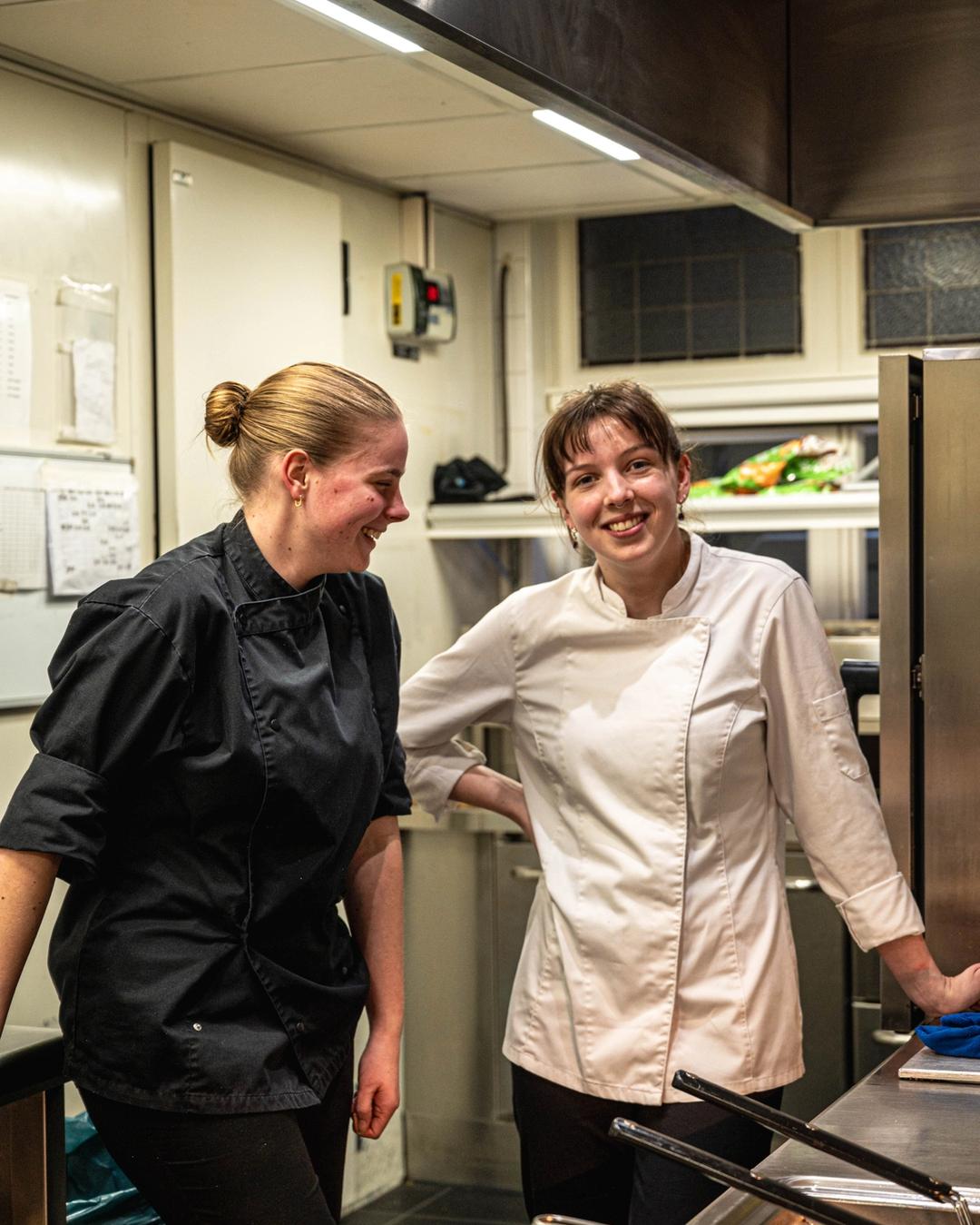 Koks in de keuken lachend