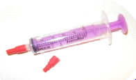 Bilde av sprøyte til oral bruk med påsatt rød tupp, som muliggjør kobling med utstyr for opptrekk fra ampulle - med iv sprøyte. 