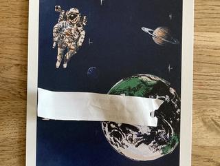 een astronaut zweeft in de ruimte met de aarde op de achtergrond