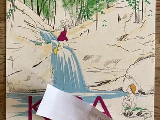 tekening van een meisje dat van een waterval afspringt