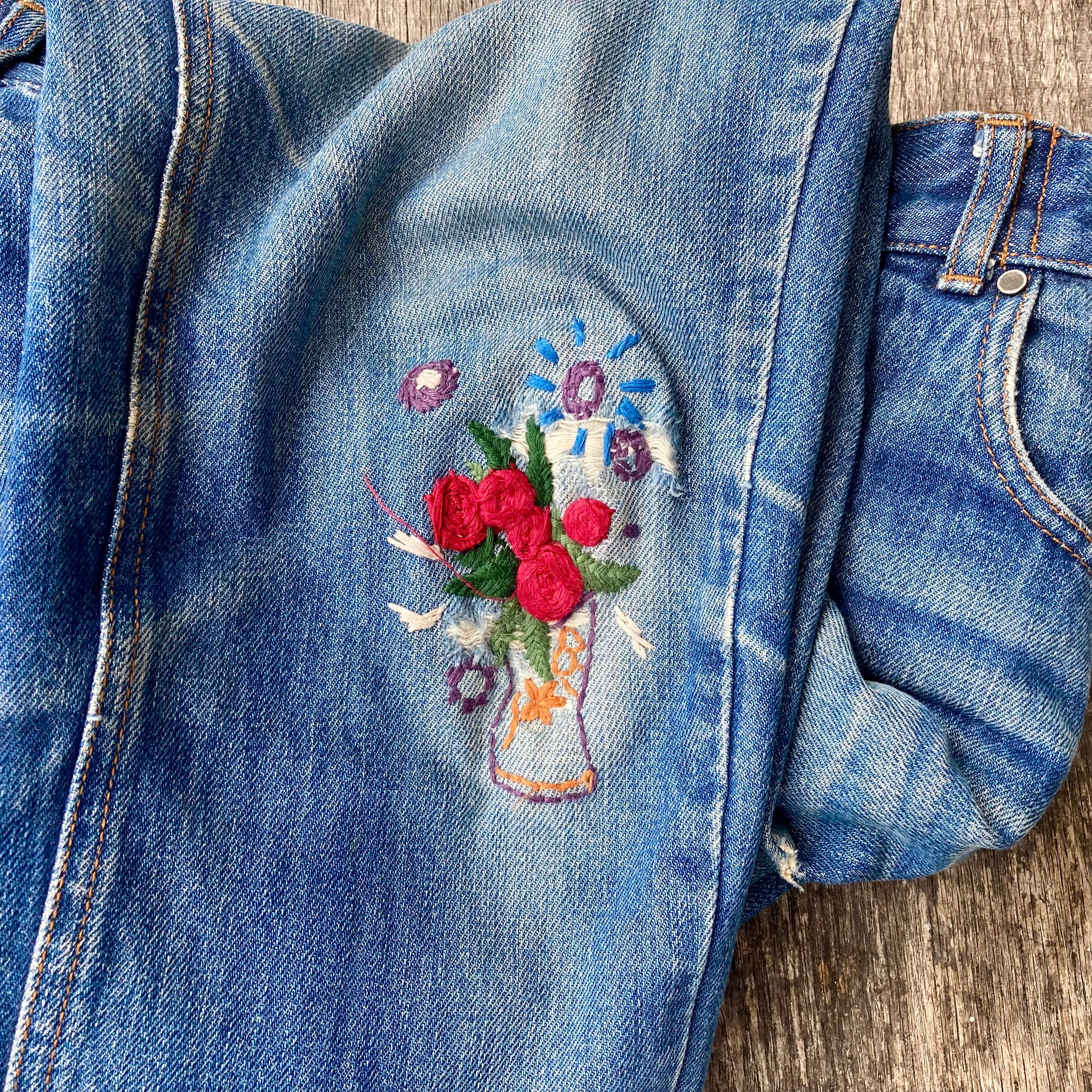 foto van borduurwerk op spijkerbroek