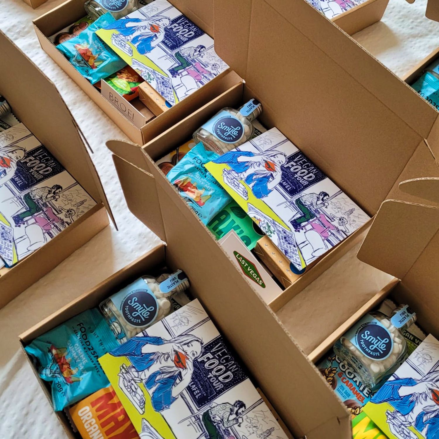 Ansichtkaart Vegan Food Tour vrouw eet een vegan burger in een restaurant