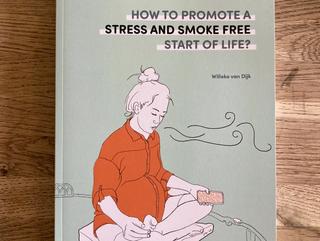 Tekening van een mediterende zwangere vrouw