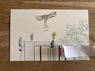 tekening van mensen op een dak waar een visarend een baby afgeeft