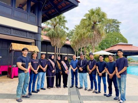 Tak Sekadar Membawa Pelajar, Turut Beraksi Mempersembahkan Dikir Barat Bersama Pelajar HIMSAK