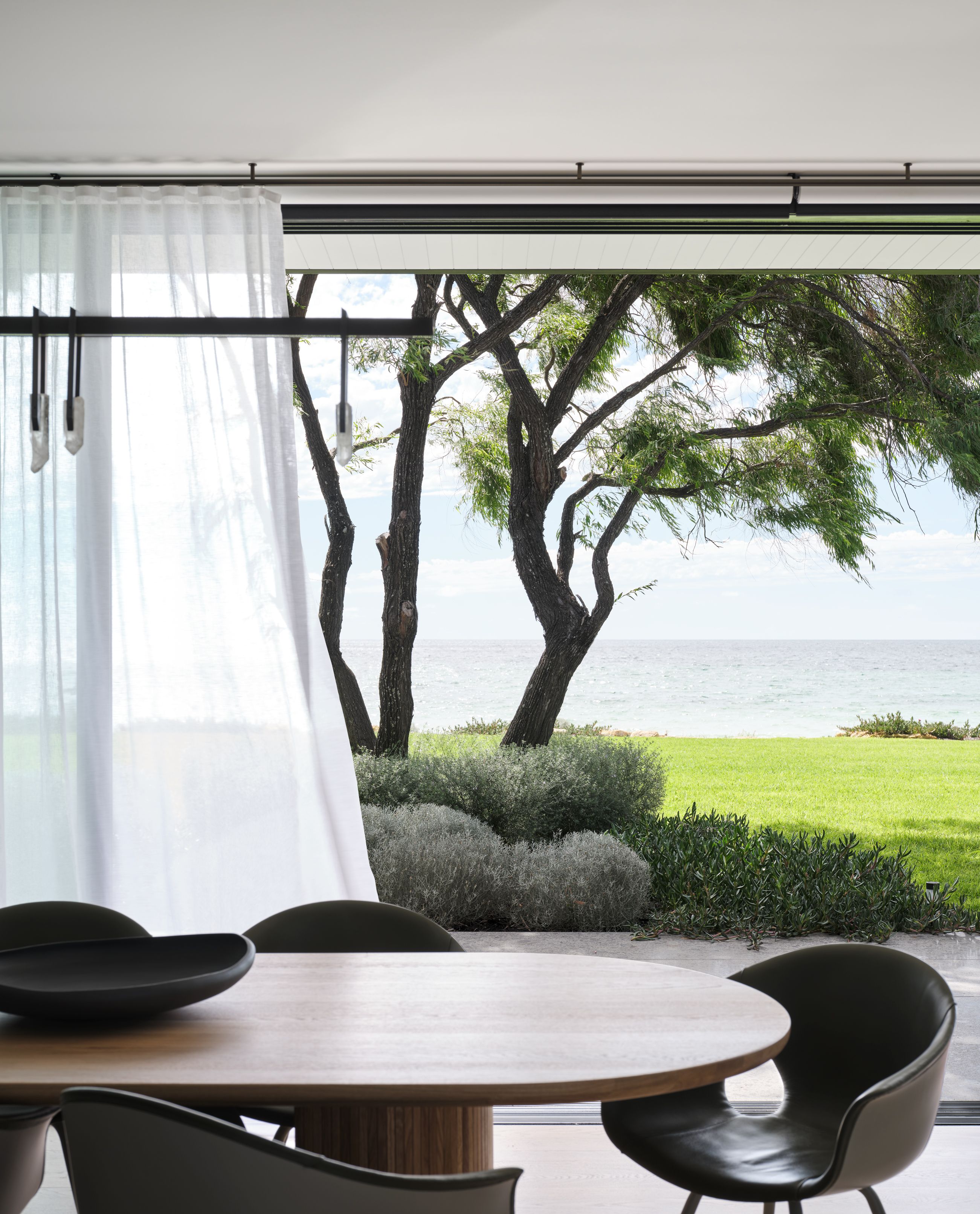 Margaret, dining table with view to waterfront