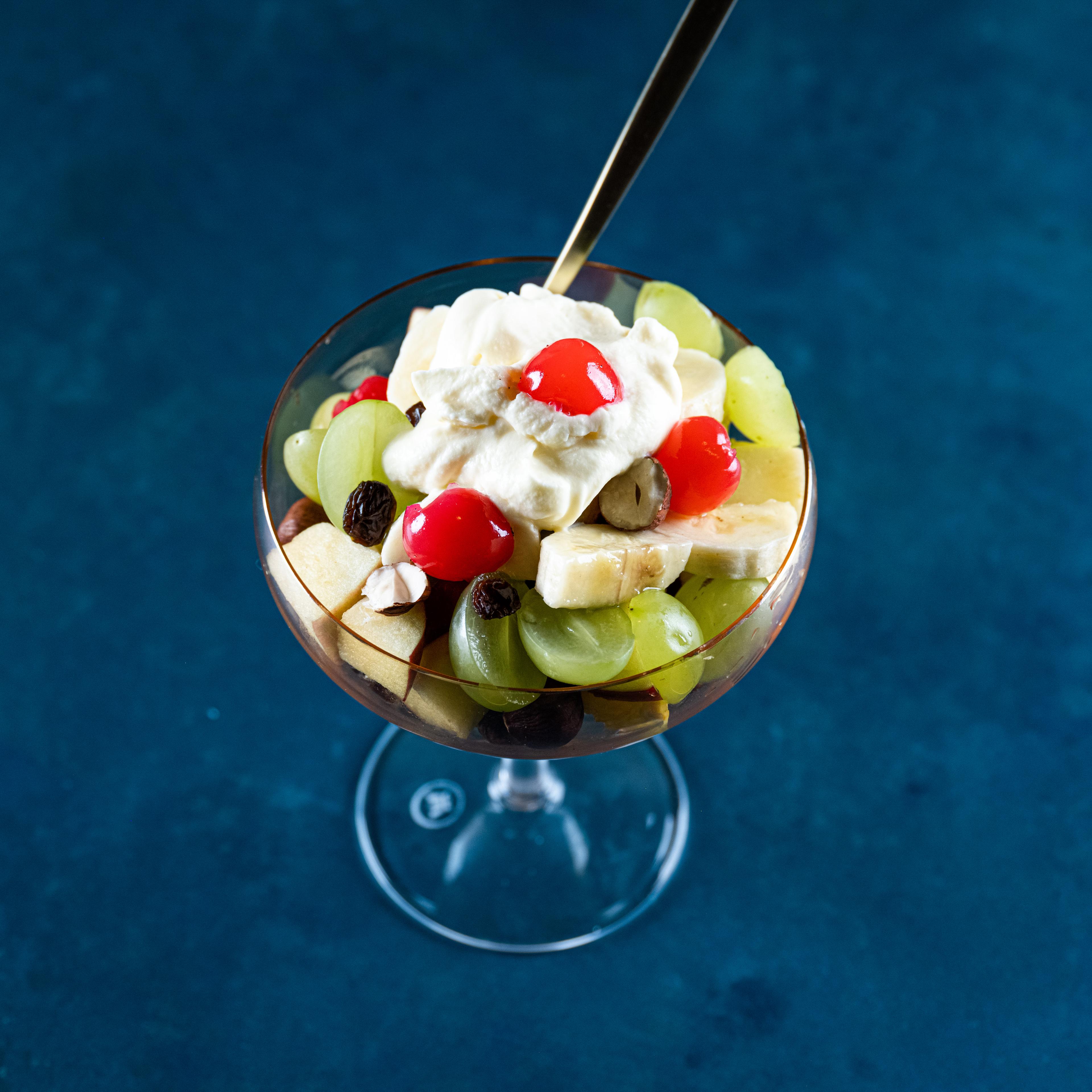 – Til dessert vil jeg ha noe lett! Noe som lover vår – for eksempel en fruktsalat med god krem til.