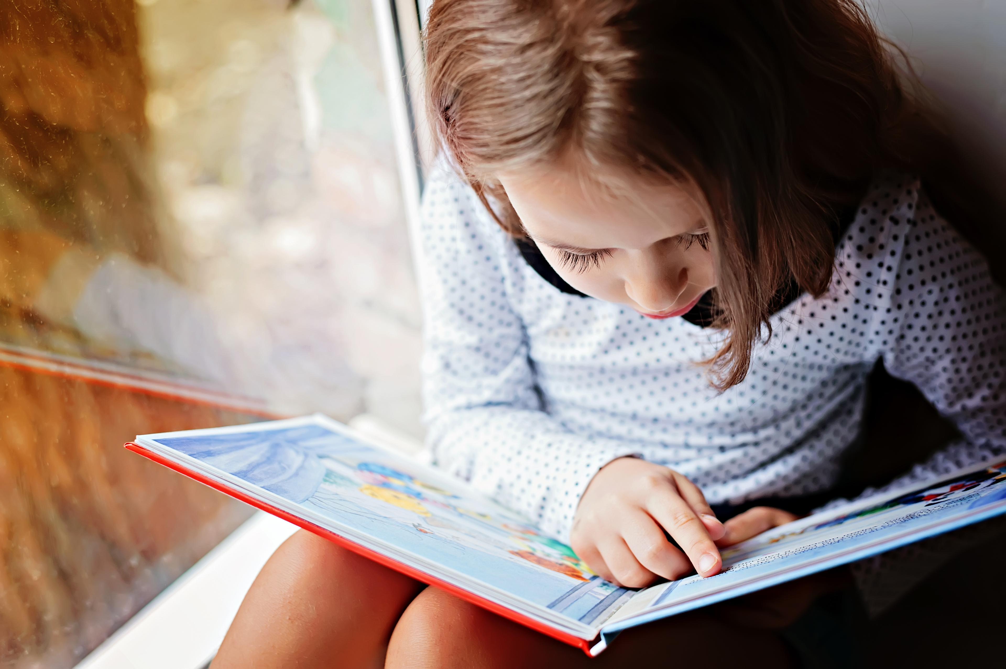 Finn bøker som passer til barnas interesser og sett av tid daglig til lesing- eller lytting.