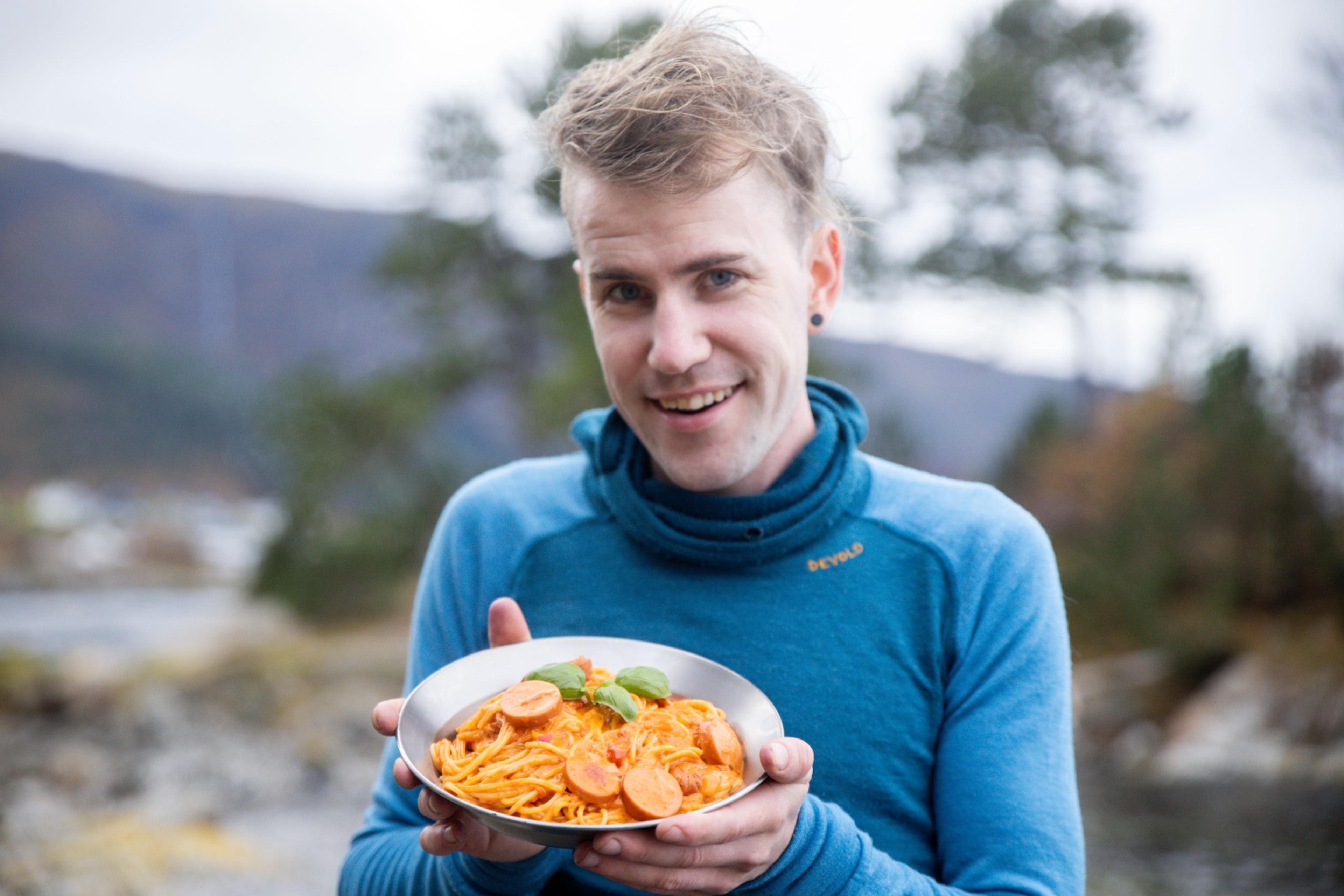 John Hobberstad holder frem en porsjon Eventyrgryte med chili