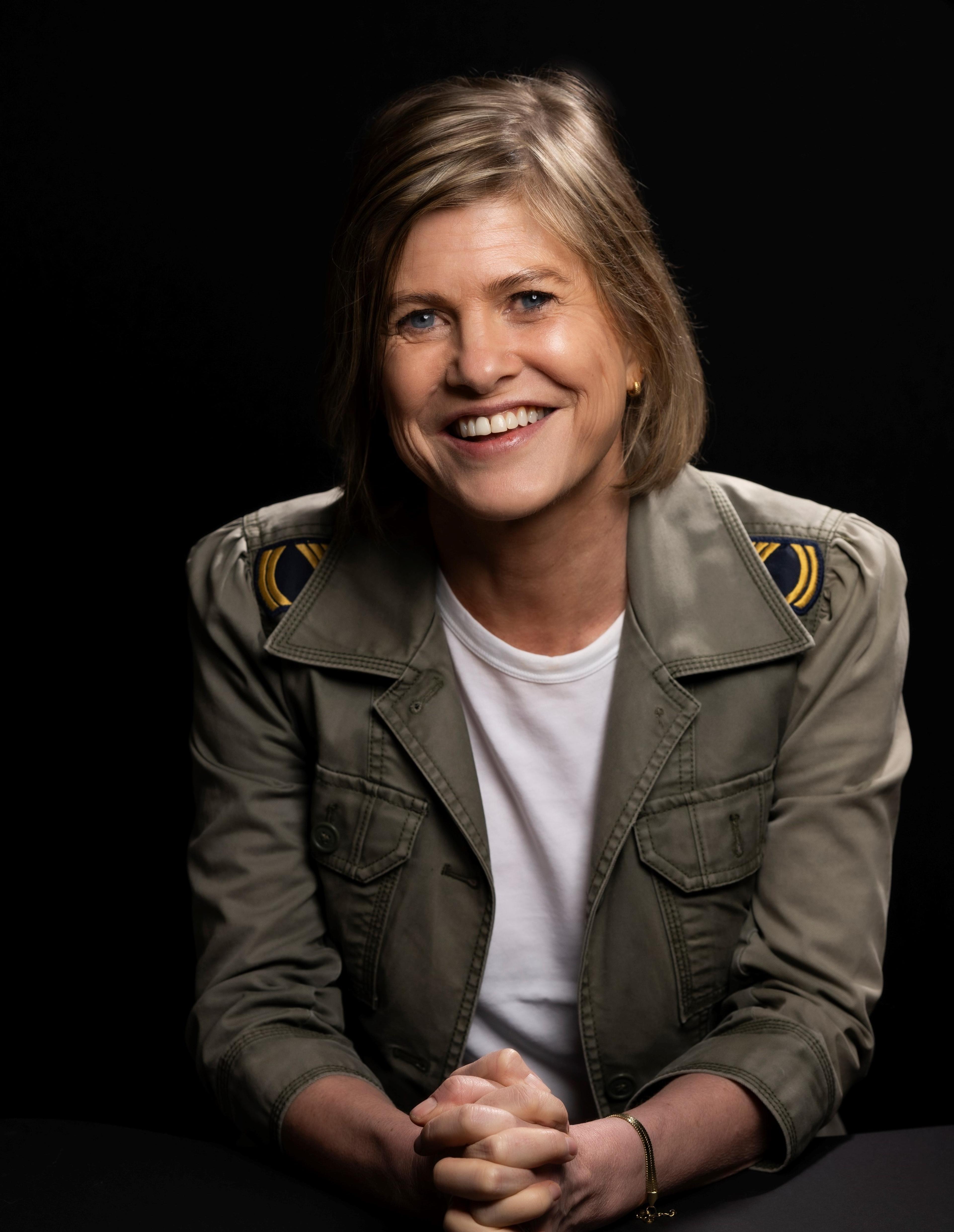 Clare Leslie Hall bor i et gårdshus fra 1600-tallet sammen med familien sin