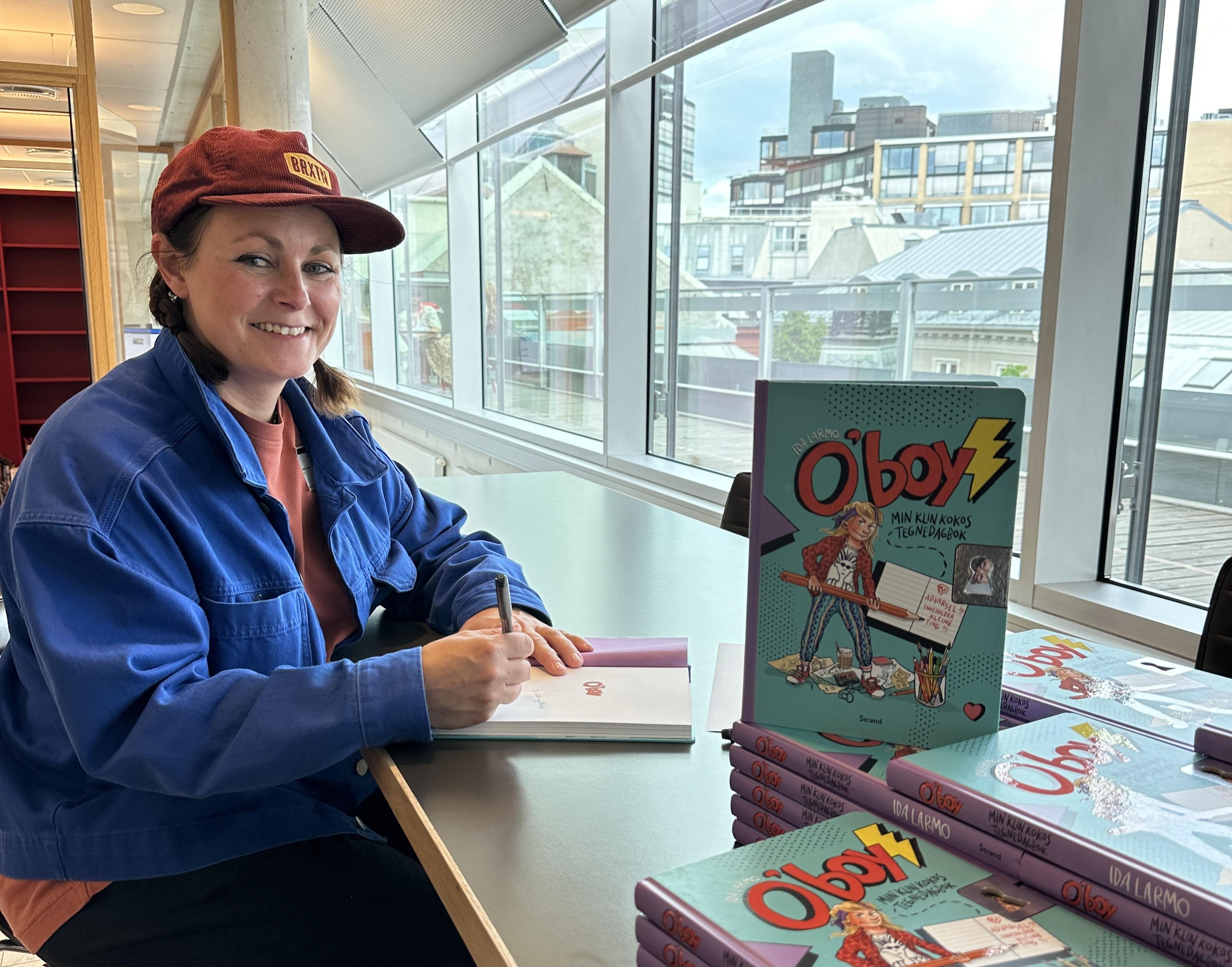 Ida Larmo signerer den nye boka si O'boy 