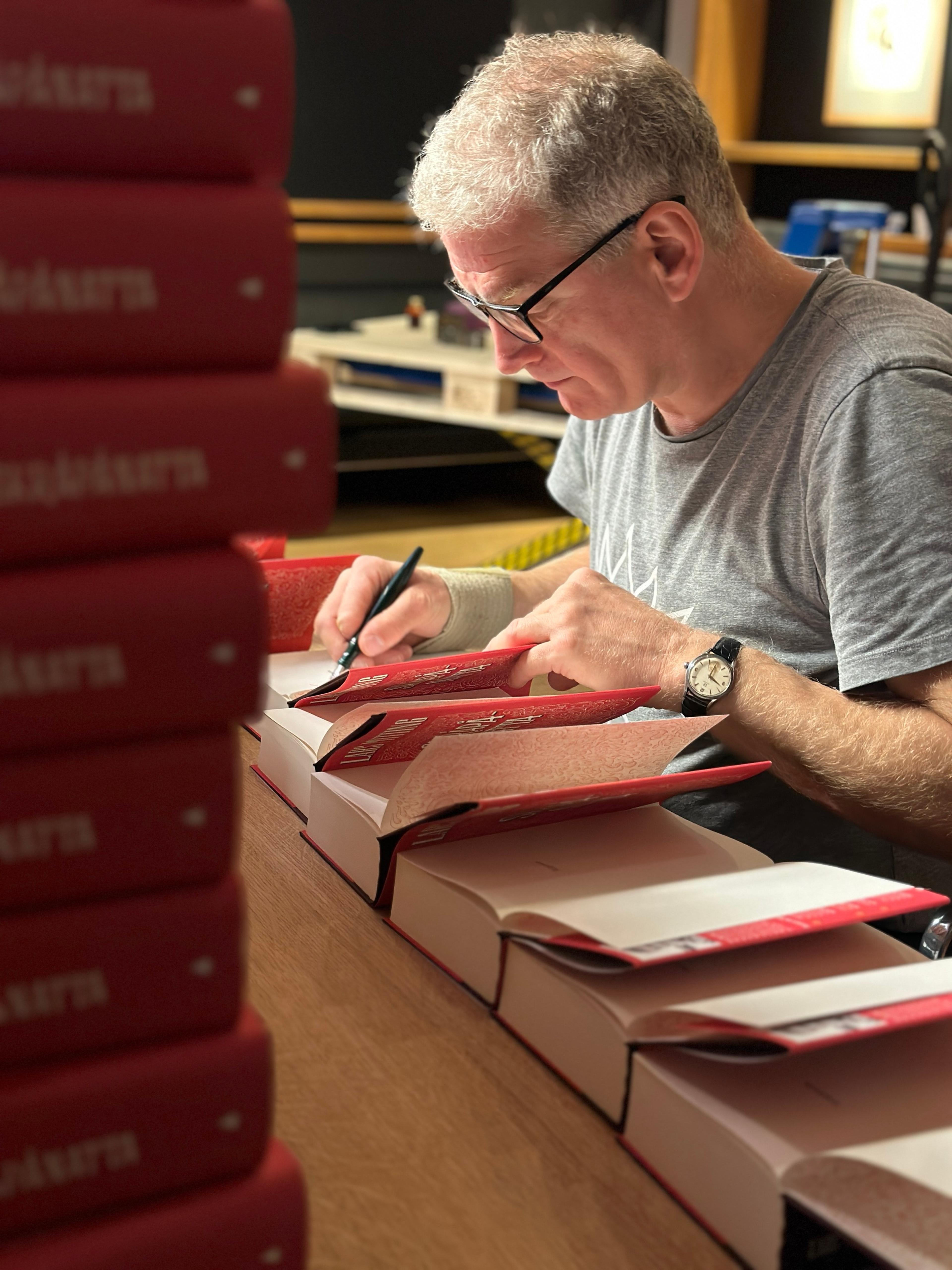 Lars Mytting har signert en rekke bøker til ivrige lesere som venter på den siste boka i Hekne- trilogien. Foto: Sandra Ågotnes Lærum