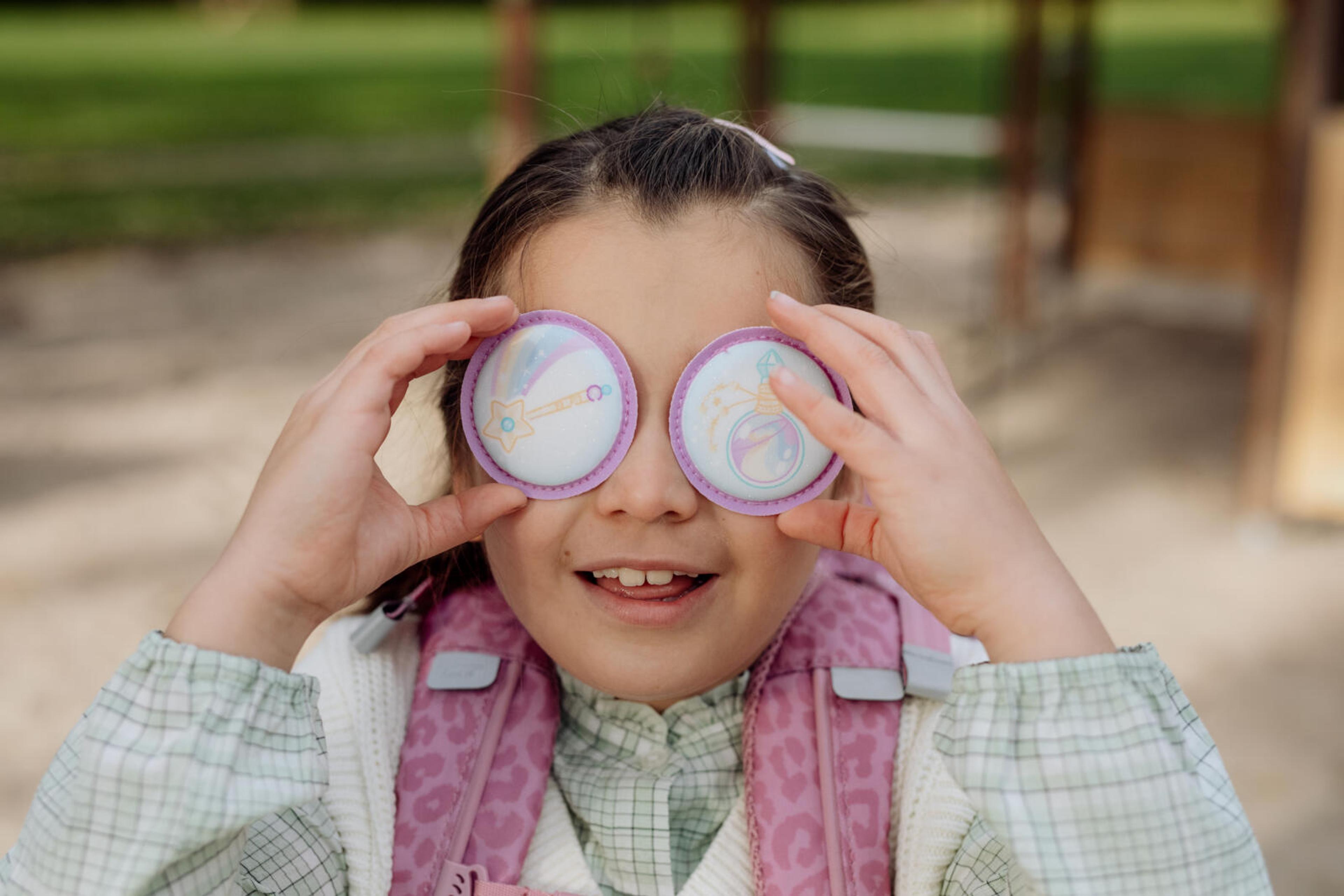 førsteklassing med skolesekk på ryggen