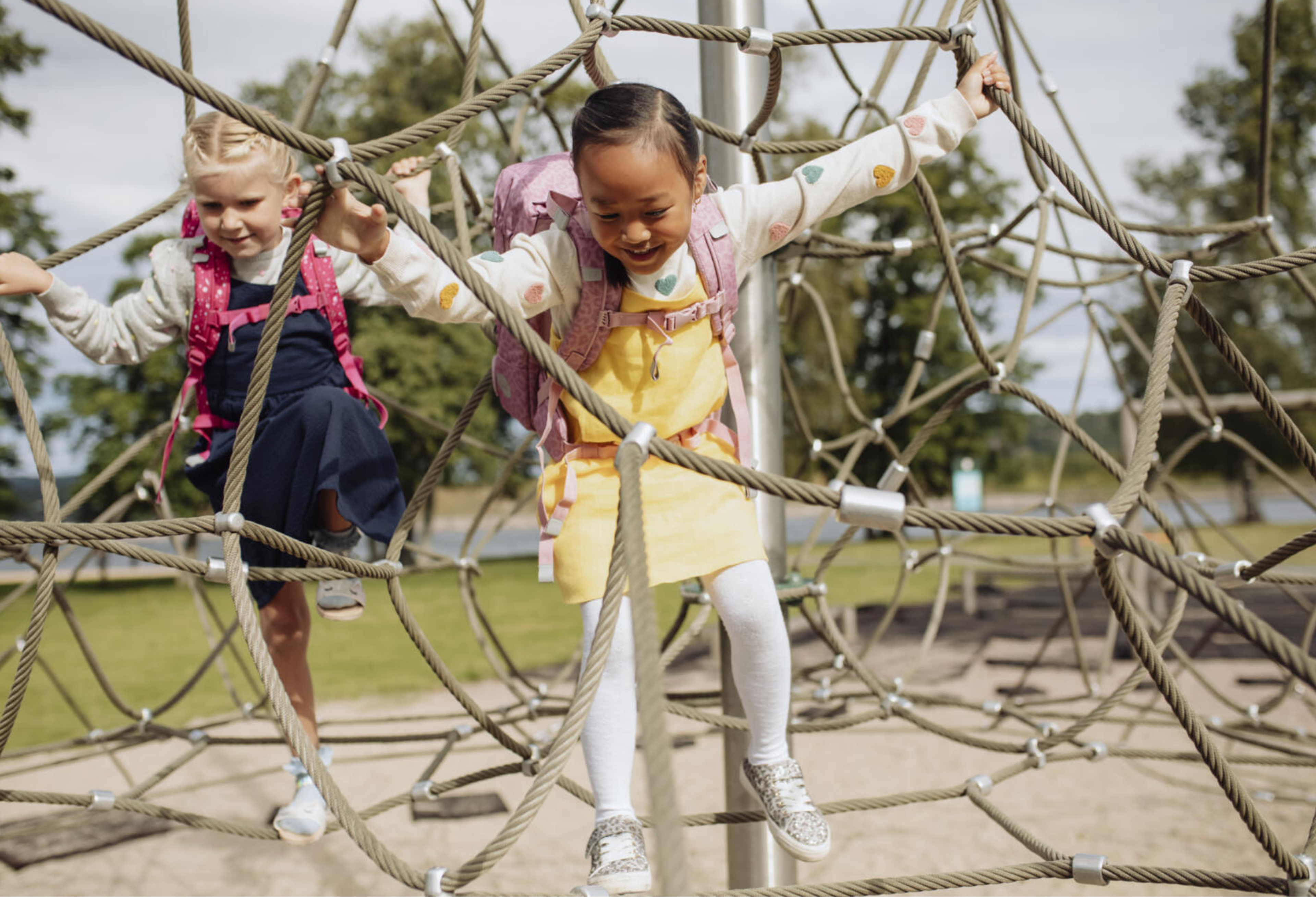 Bilde av barn med skolesekk