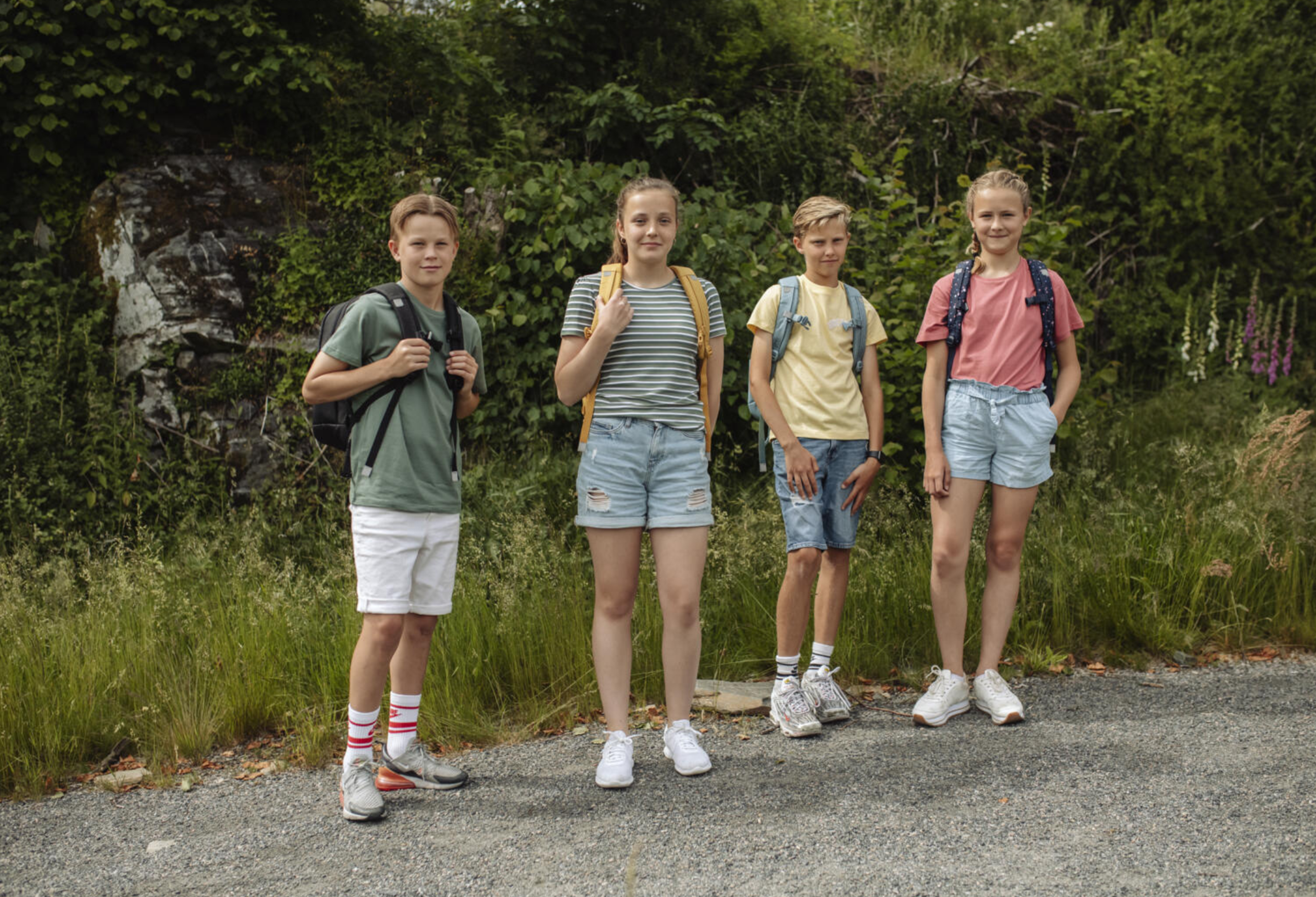 ungdomsskole elever med sekker på ryggen