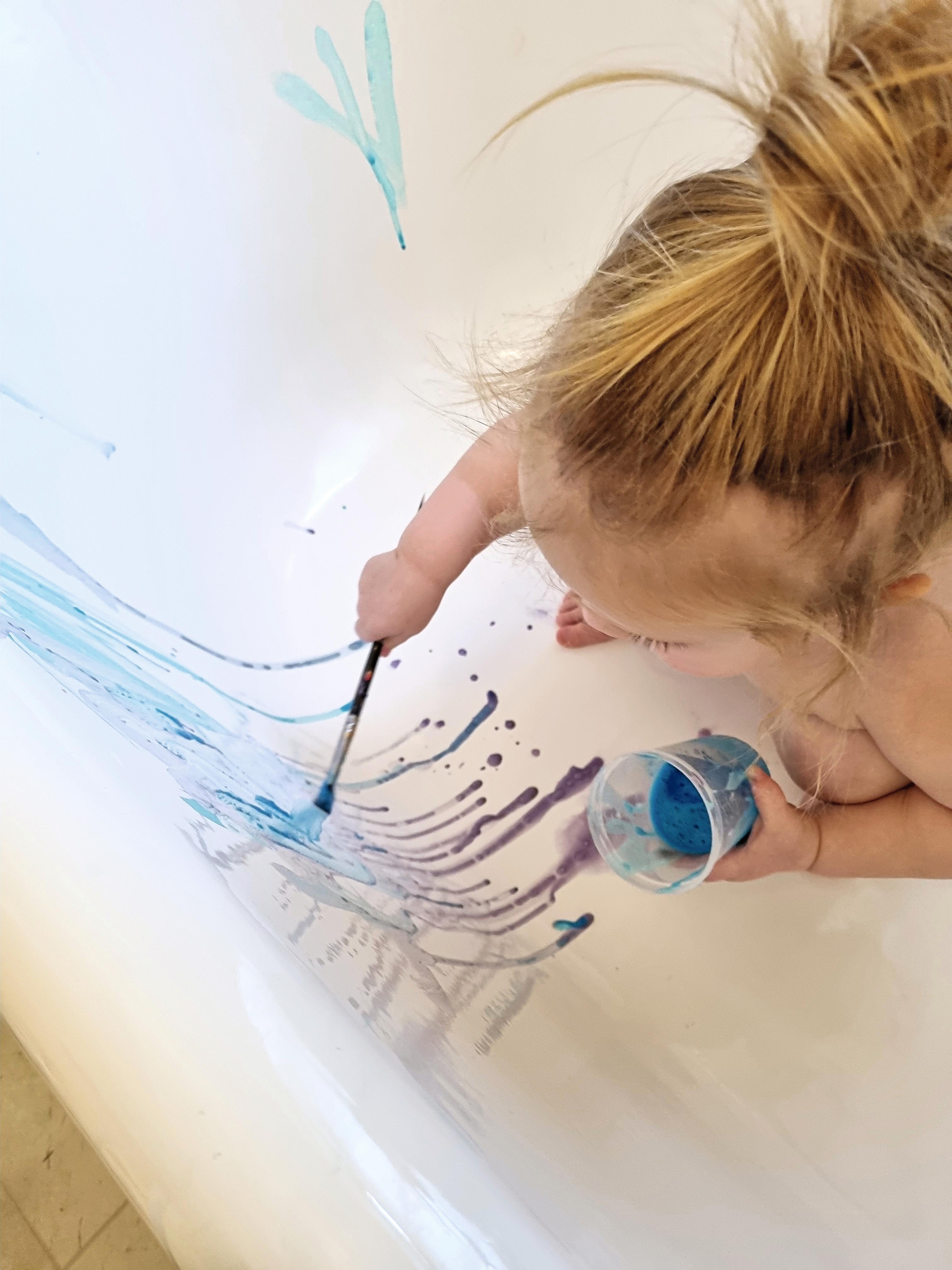 De aller fleste barn elsker å leke seg med maling. La minstemann får leke seg i dusjen. 
