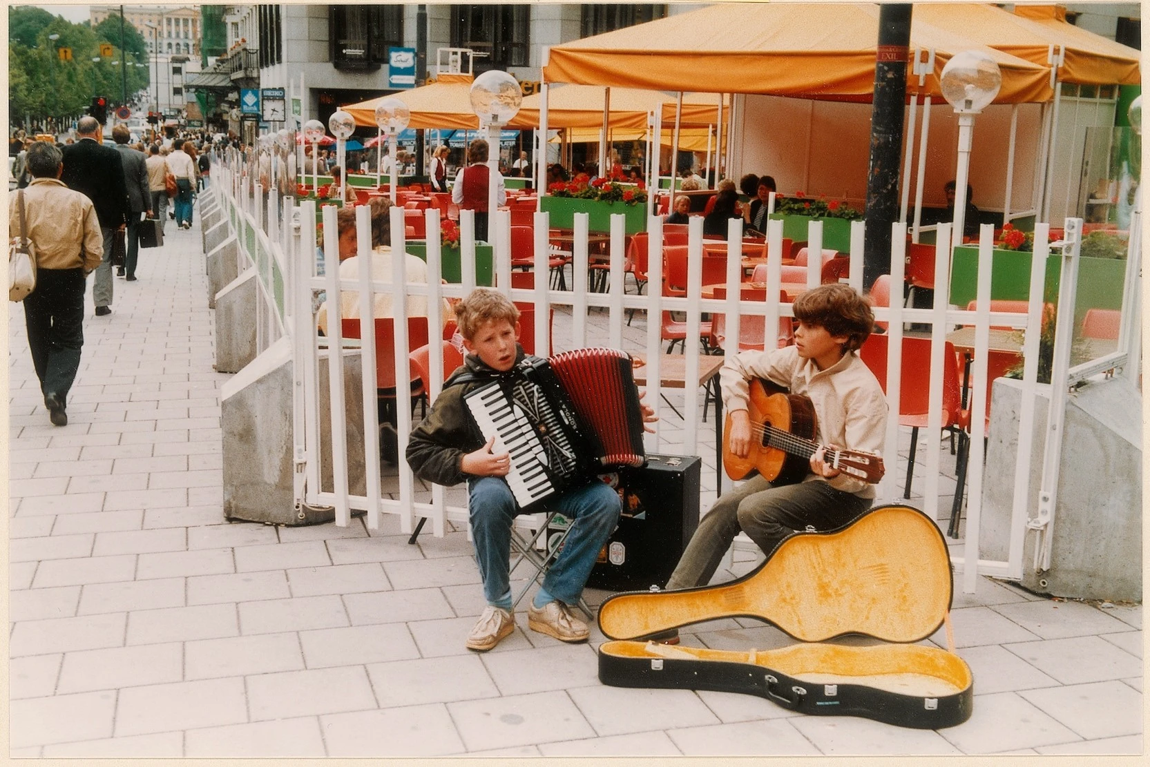 «Den fyrste staden eg og syskenbarn Odd prøvde oss som gatemusikantar, var ved «Dasslokket» ved Lille Grensen i Oslo.»