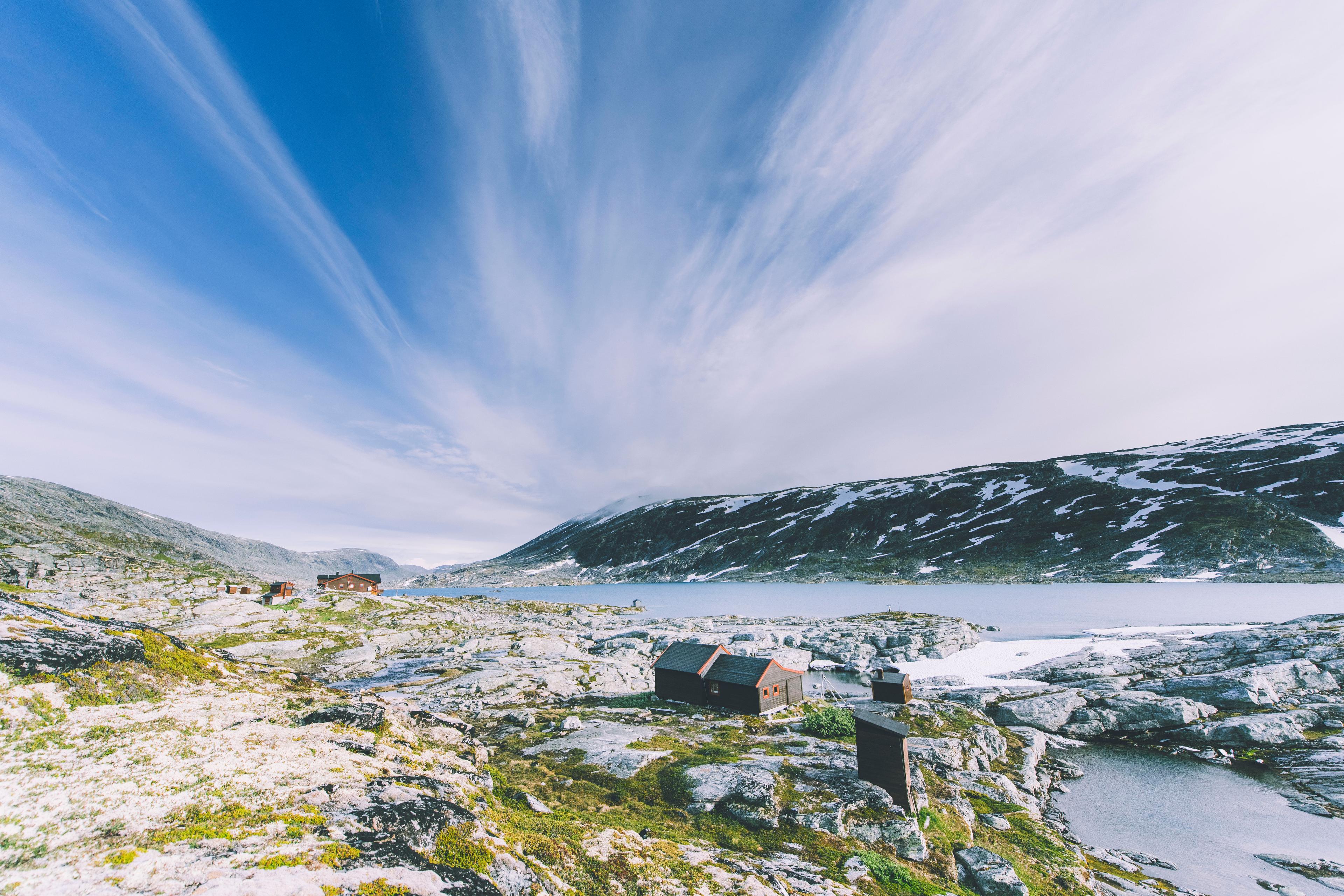 Veltdalshytta ligger langt inne i de vakre Tafjordfjellene, med naust og båt tilgjengelig. Foto: Marius Dalseg